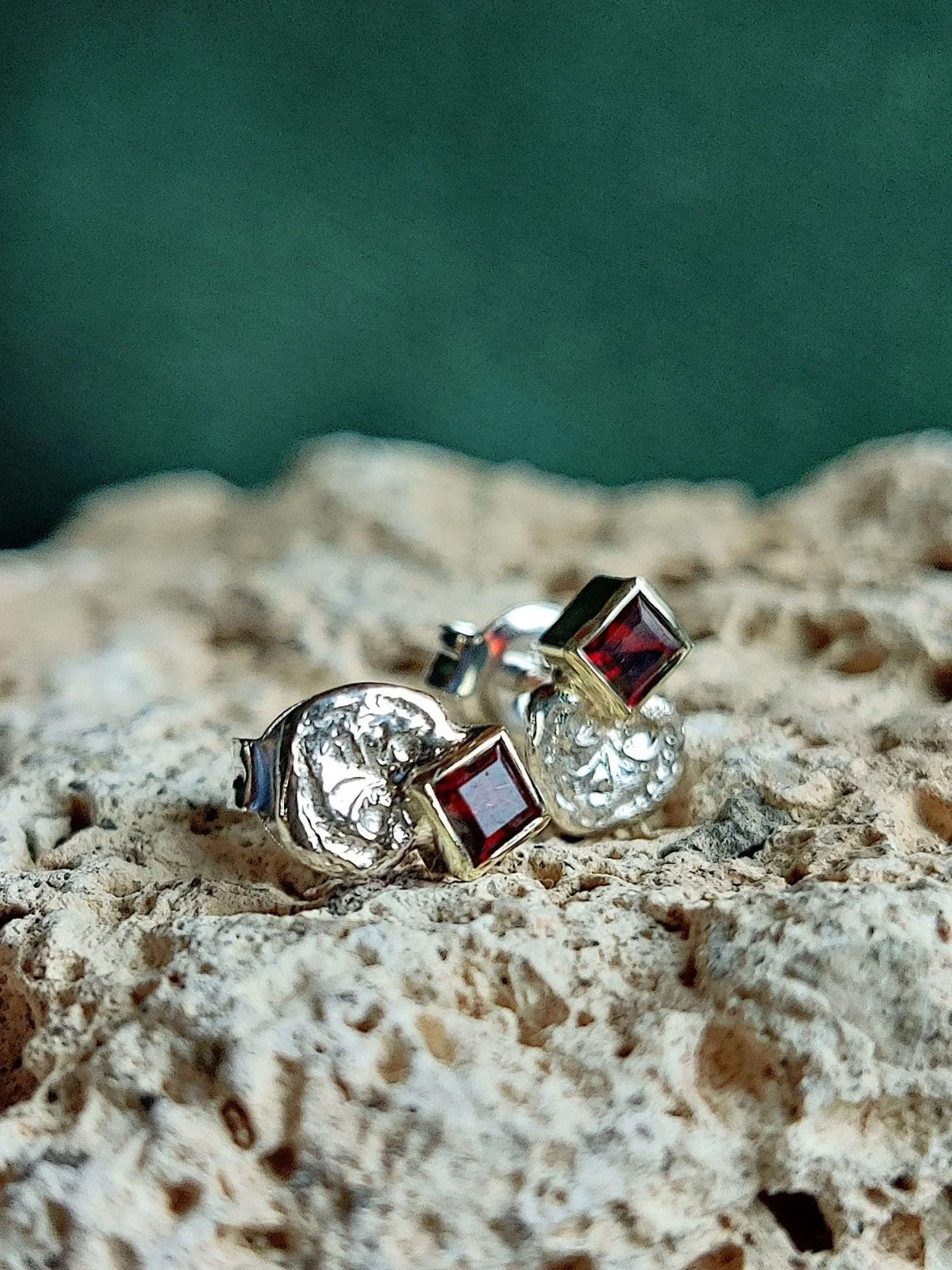 Oorbellen in het zilver en 14k geel goud met granaat: Kelly