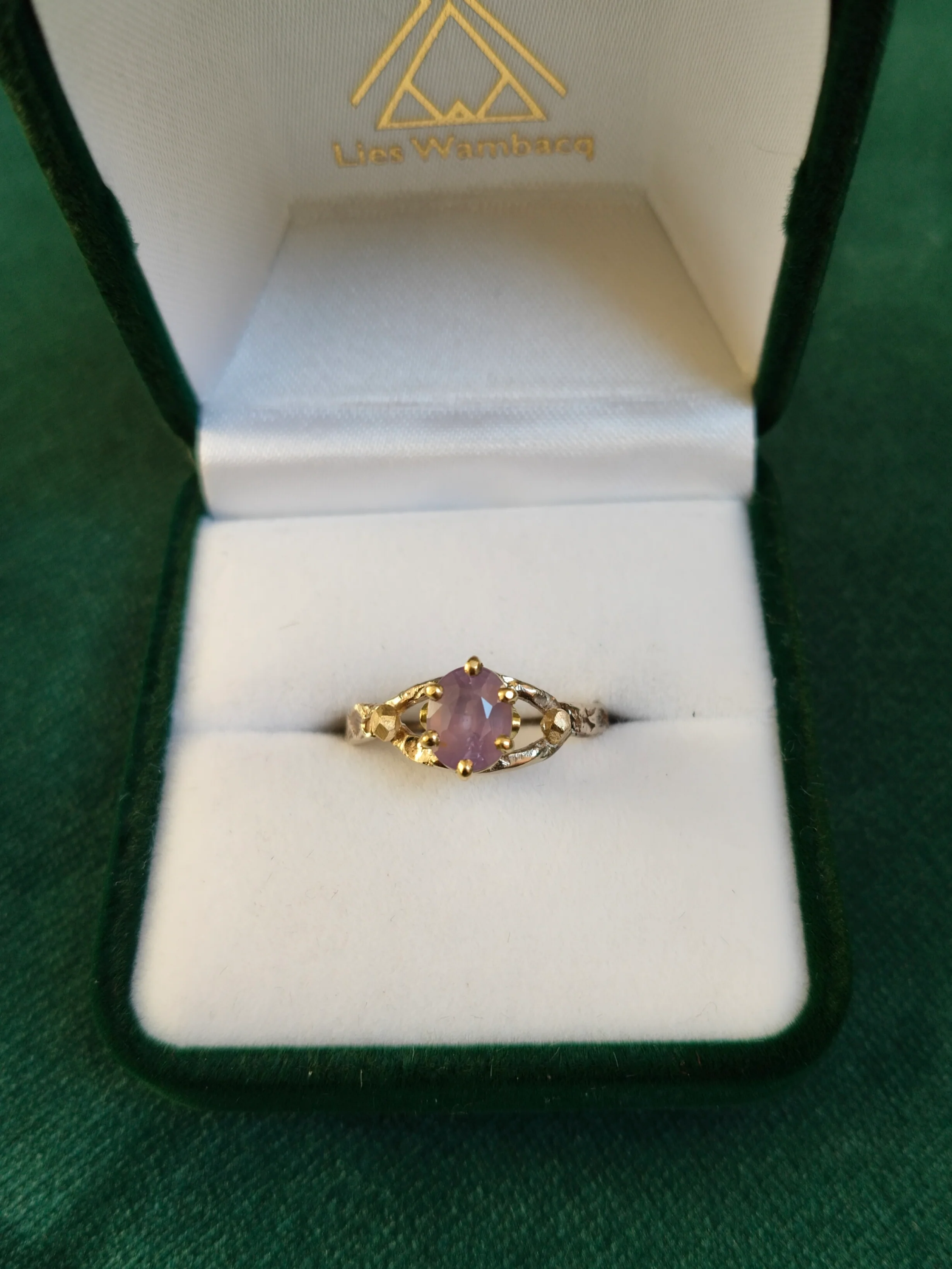 Ring in 18 K geel en wit goud met licht roze opaliserende saffier: Fiera