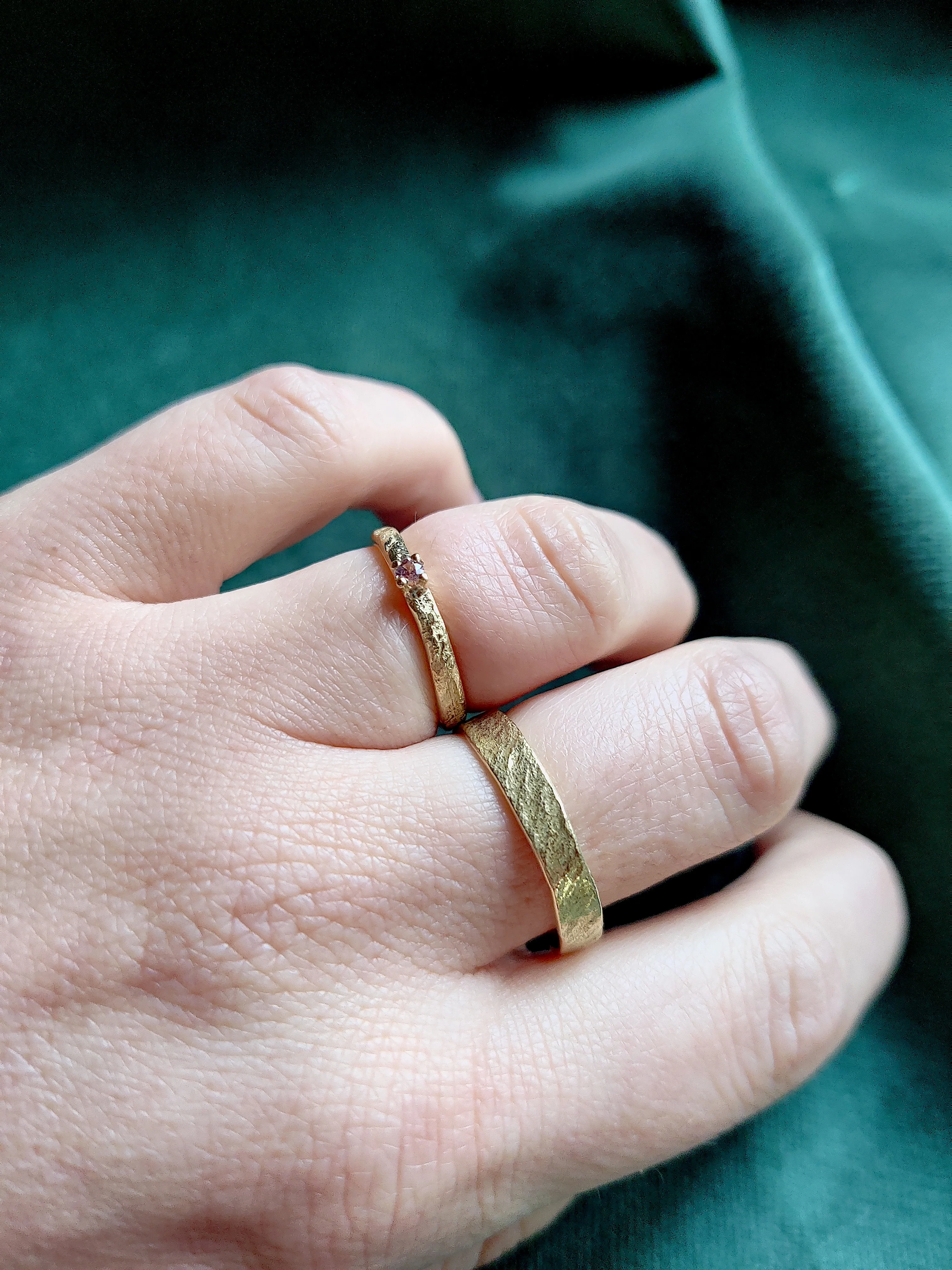 Trouwringen in 18k geel goud met licht paarse saffier - Brigitte en Emmanuel