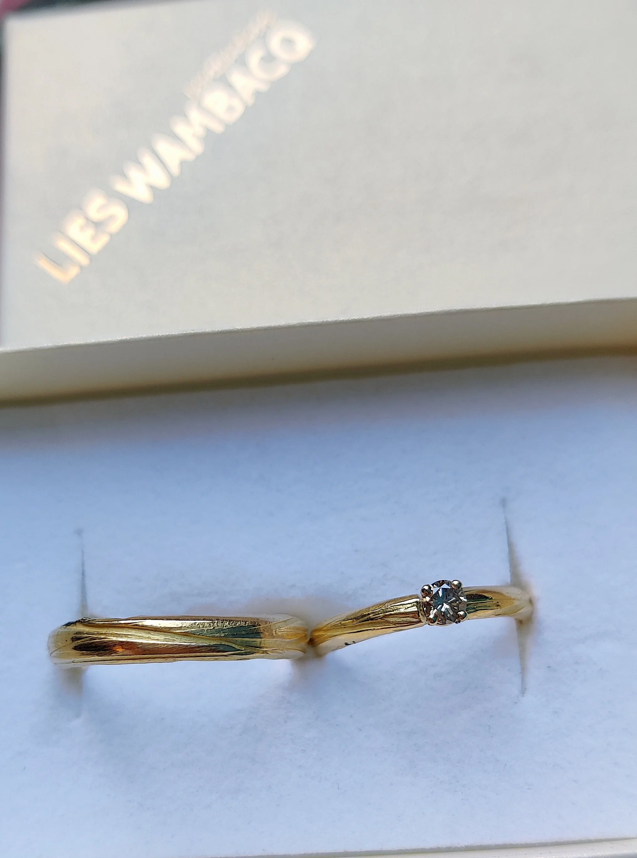 Trouwringen in 18k geel goud met bruine diamant: Guinevere en Lancelot