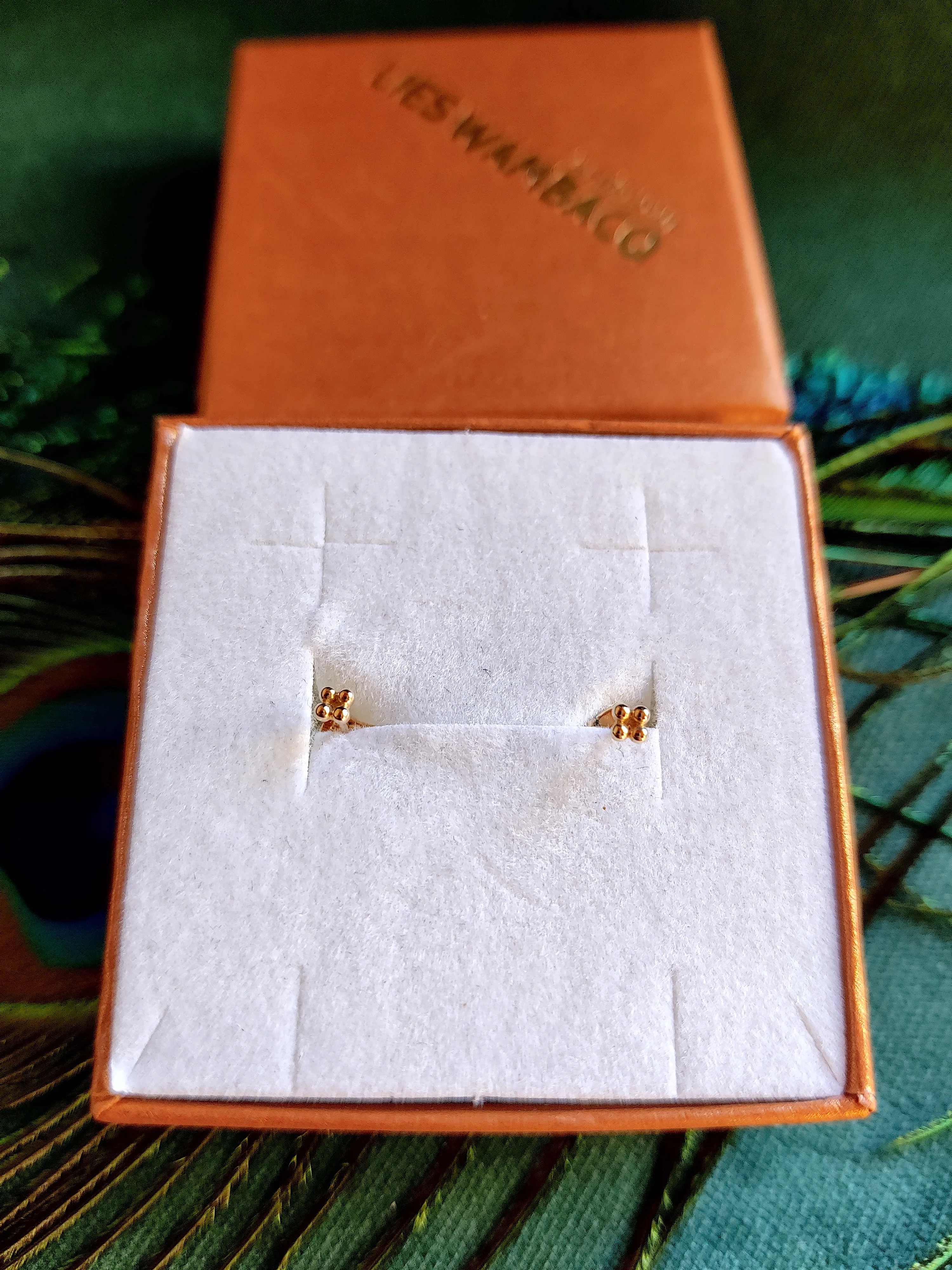 Mini oorbel in 14k goud: Vier bolletjes