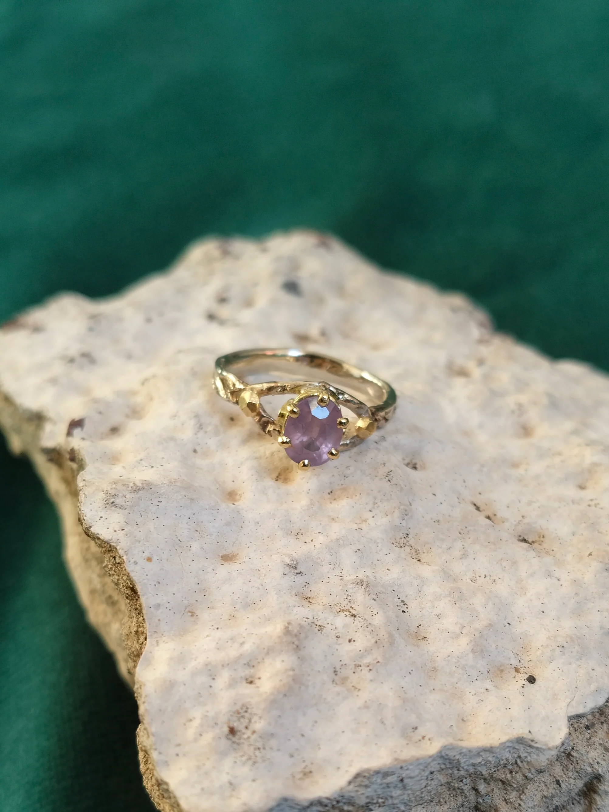 Ring in 18 K geel en wit goud met licht roze opaliserende saffier: Fiera