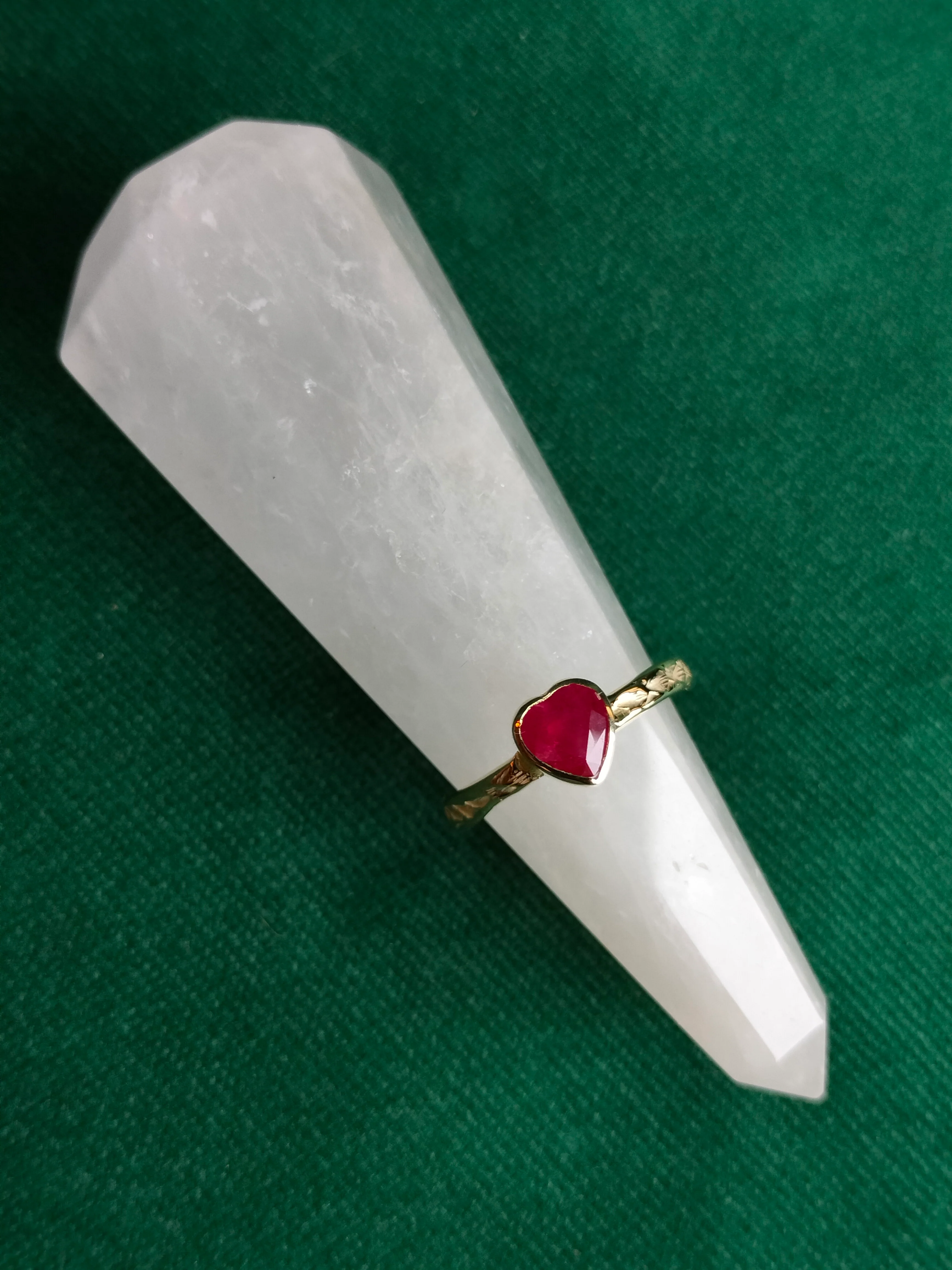 Ring in 14k geel goud met hartvormige robijn: Finne