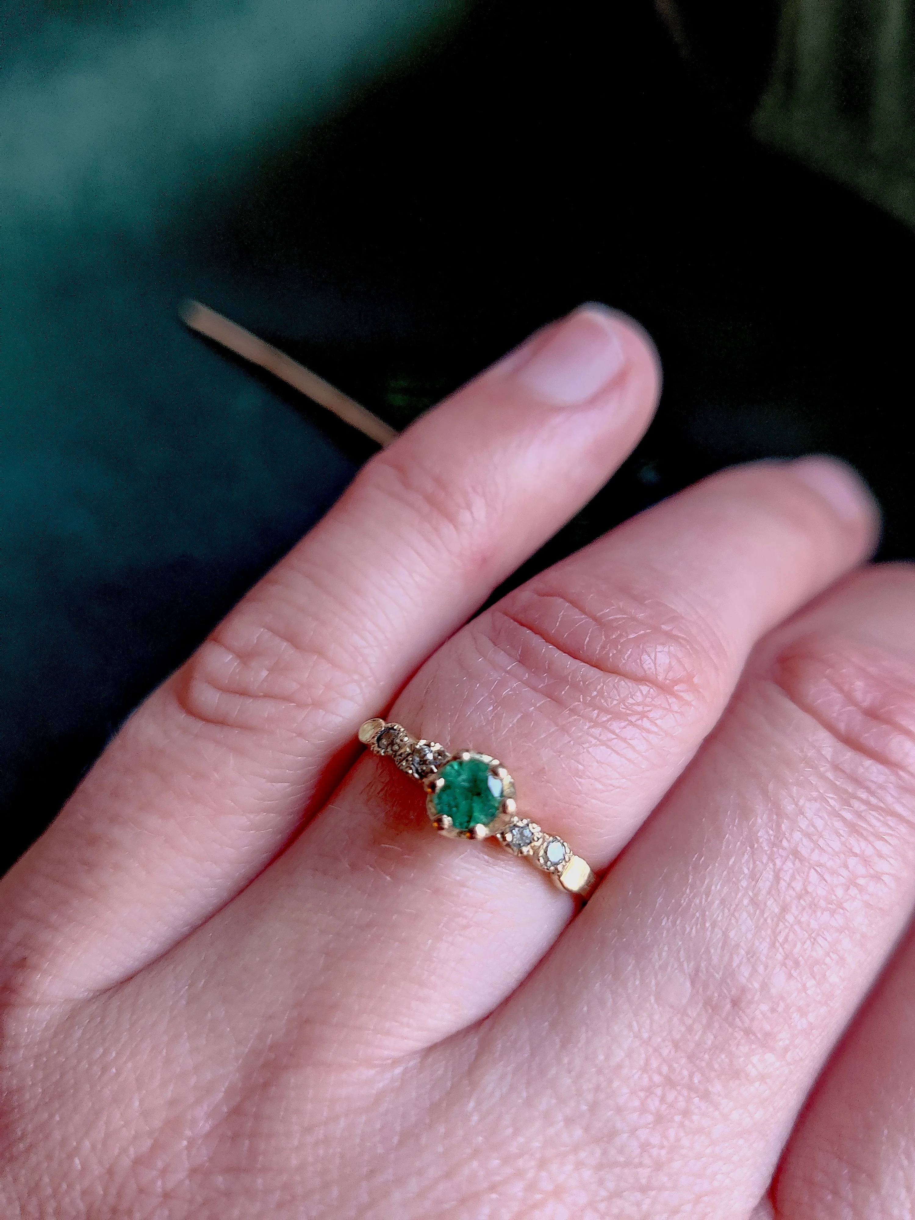 Ring in 18K geel goud met smaragd en groene safffiertjes: Marjan