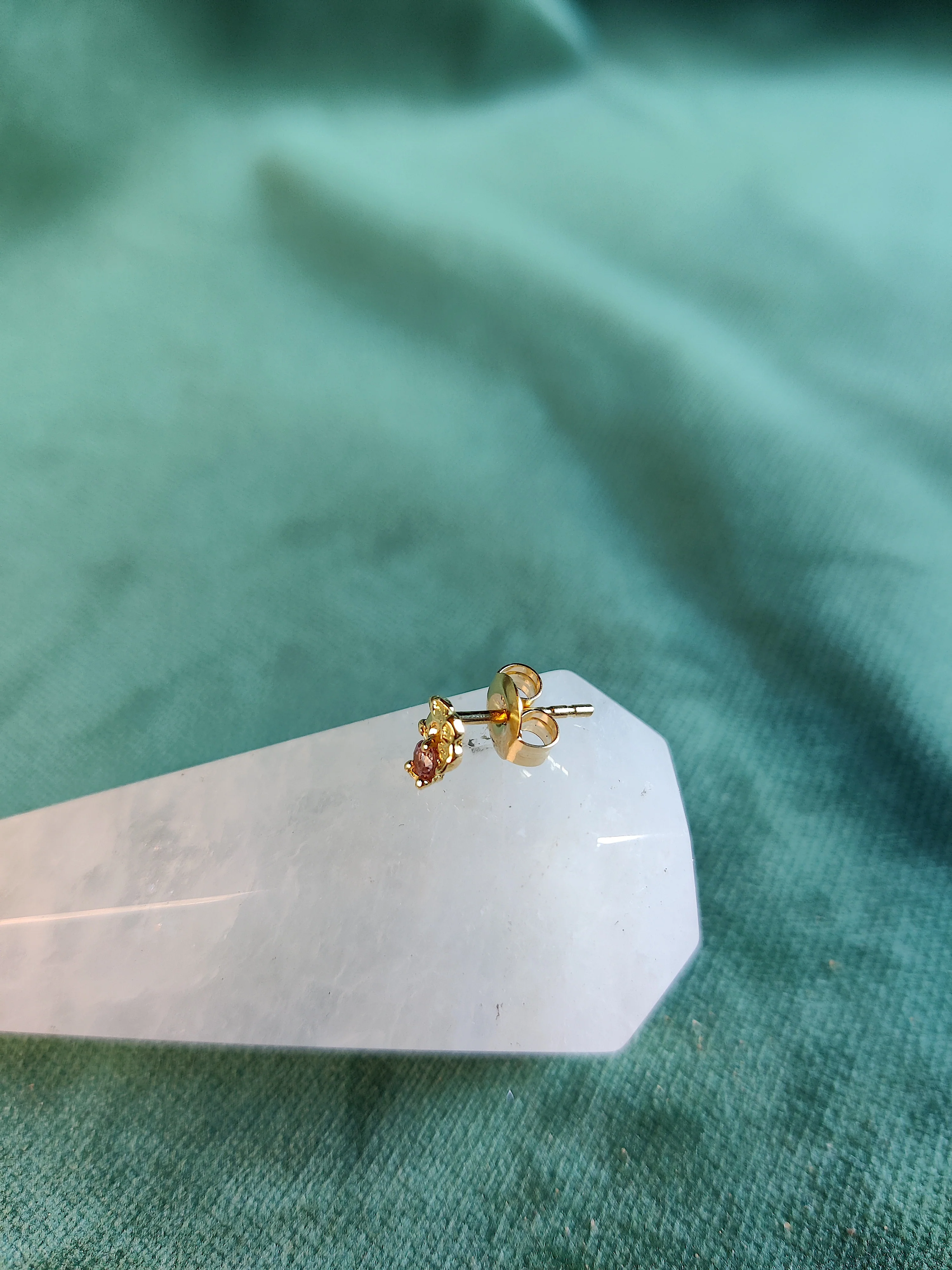 Enkele oorsteker in 18k geel goud met kleine roze saffier - Sil