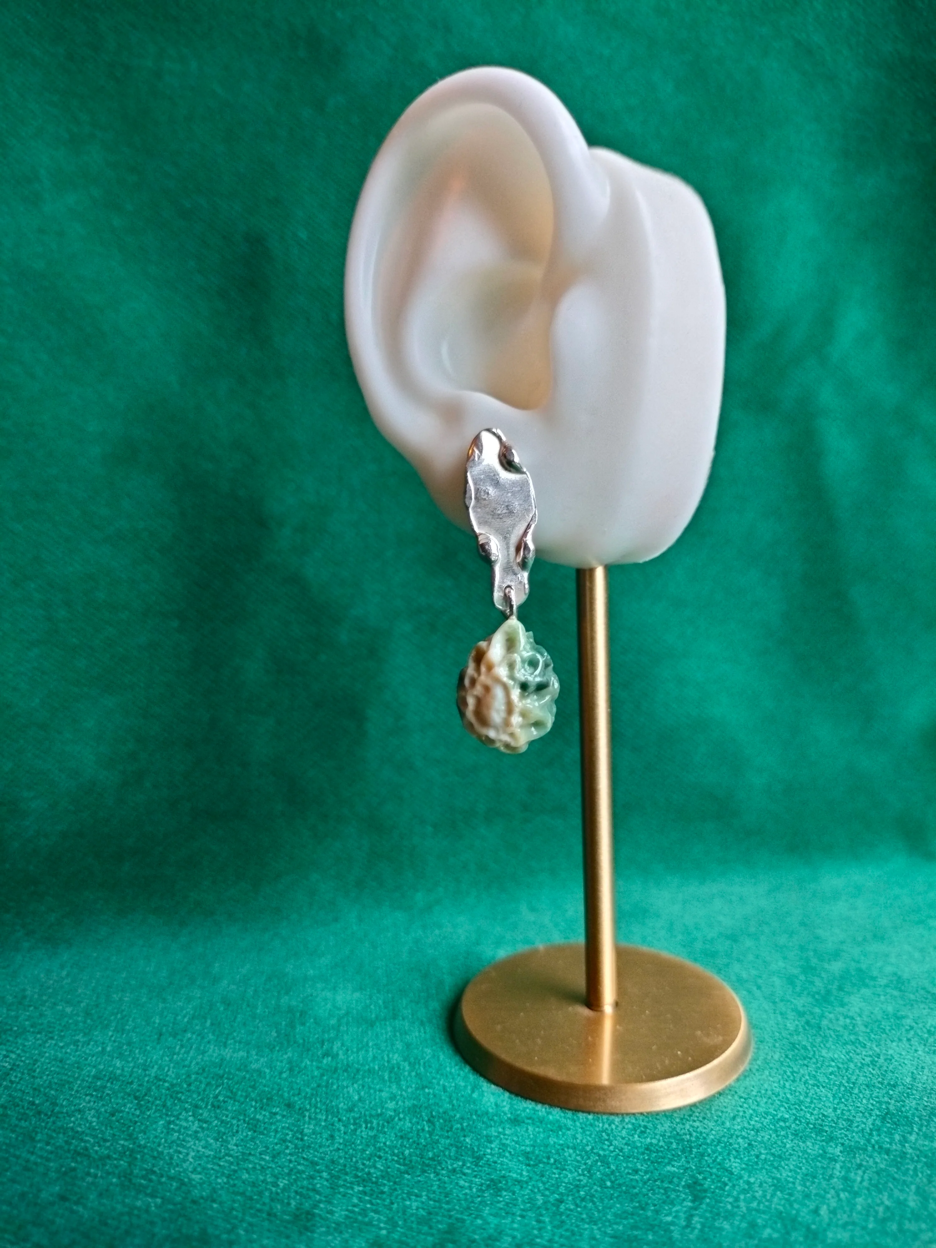 Oorbel in zilver met groene parelmoer: Eveline