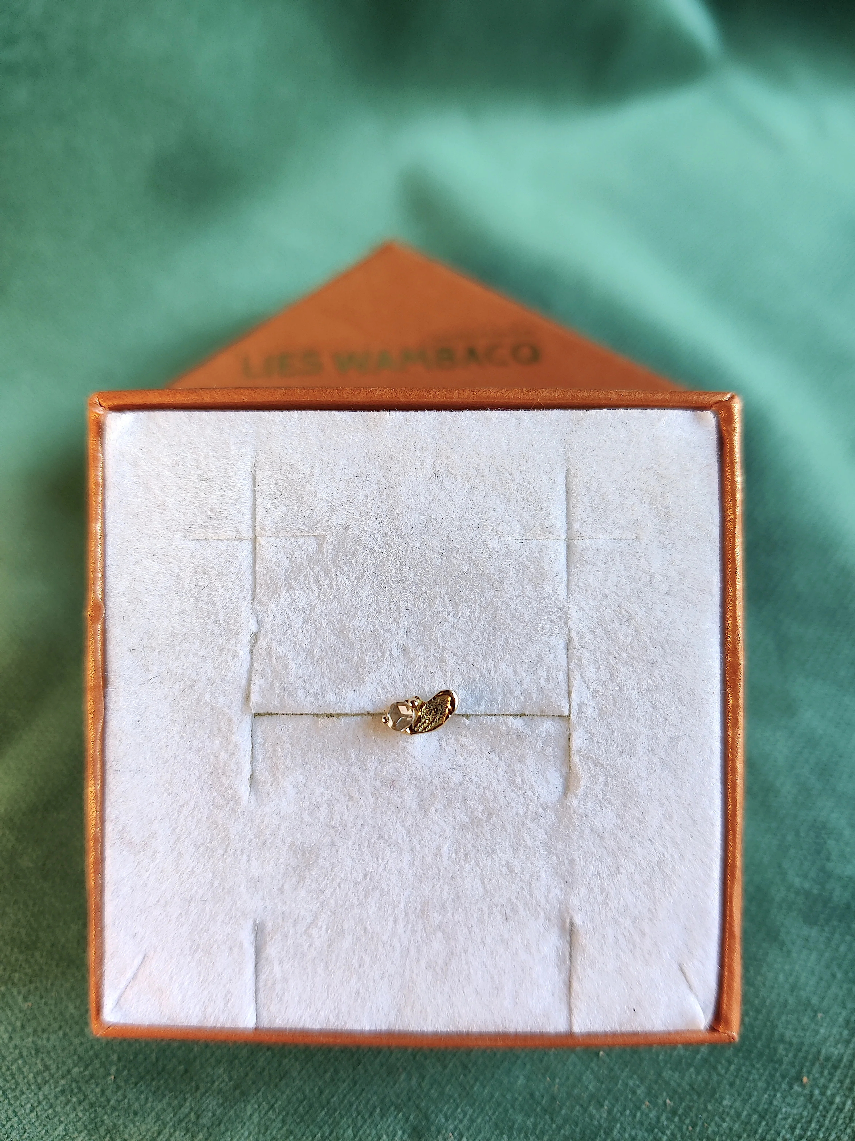 Neuspiercing in 18K geelgoud met diamant - lily