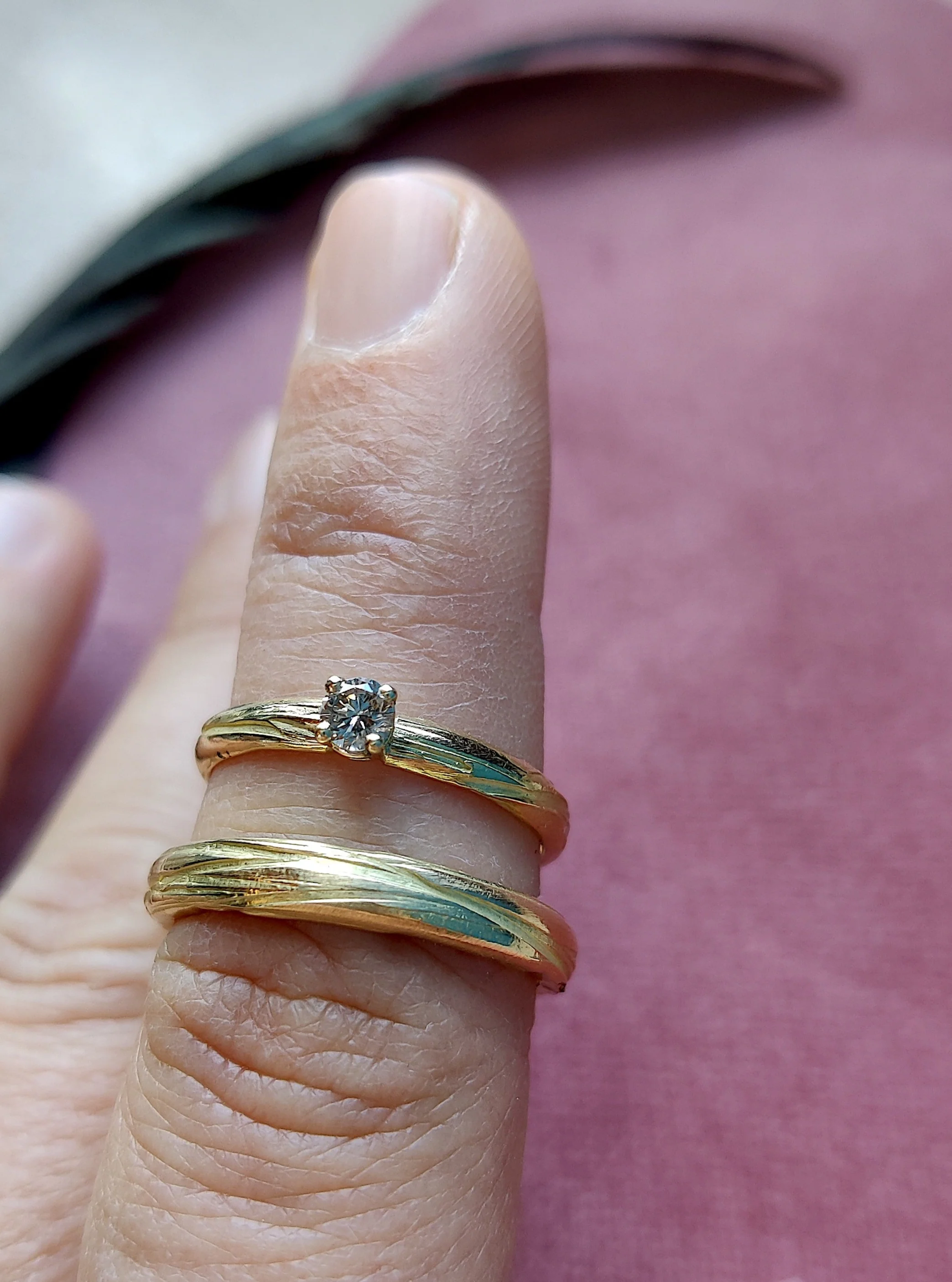 Trouwringen in 18k geel goud met bruine diamant: Guinevere en Lancelot