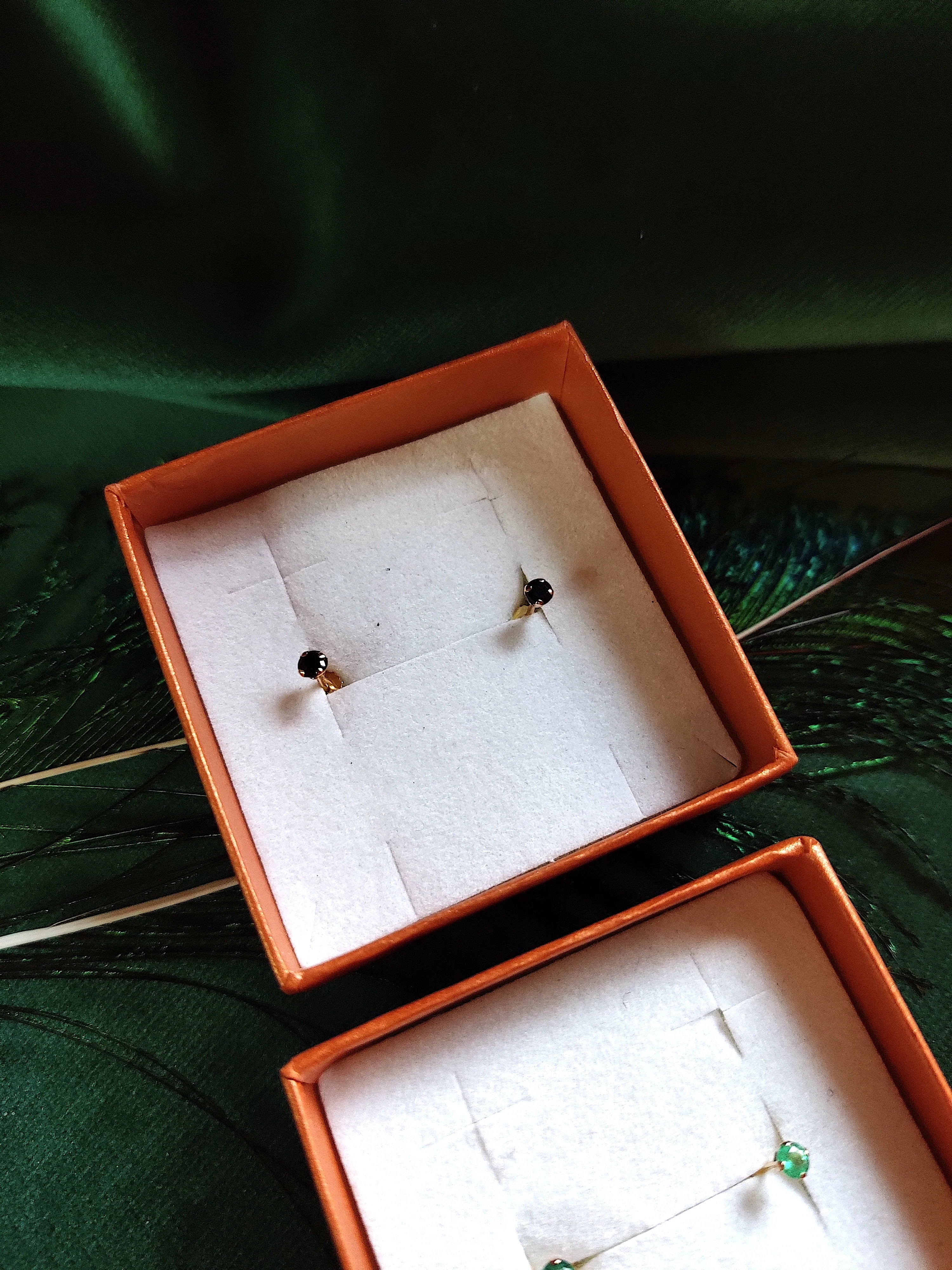 Oorbel in 14k goud met robijn, saffier of smaragd: Minnie