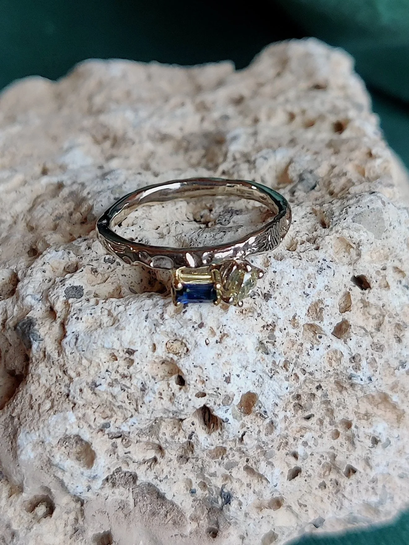 Ring in 18K witgoud met diamant en saffier: Louise