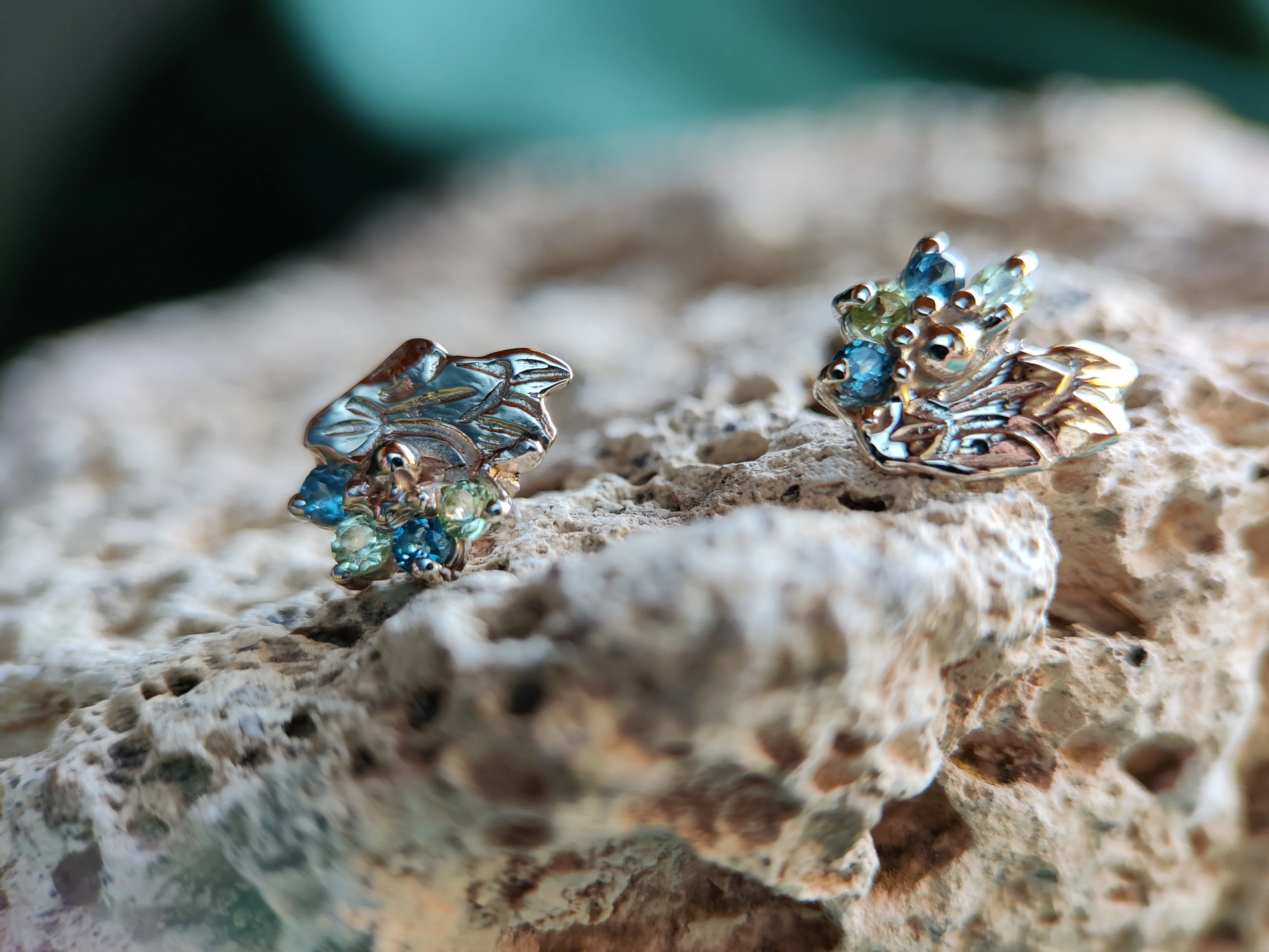 Oorbellen in 18k wit goud met licht blauwe topaas en peridoot: Aya