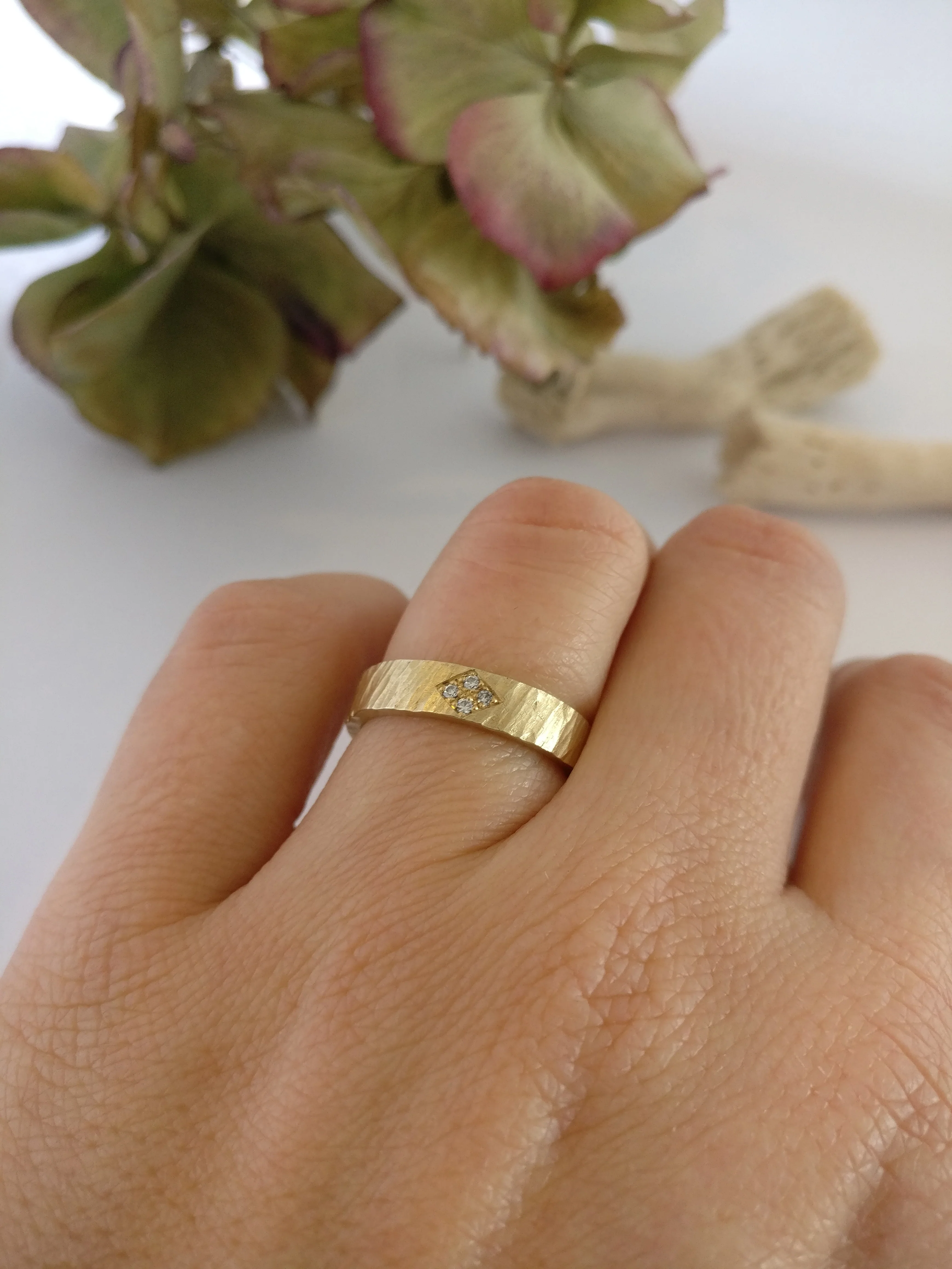 Trouwringen in 18k geel goud en diamant: Bonnie en Clyde