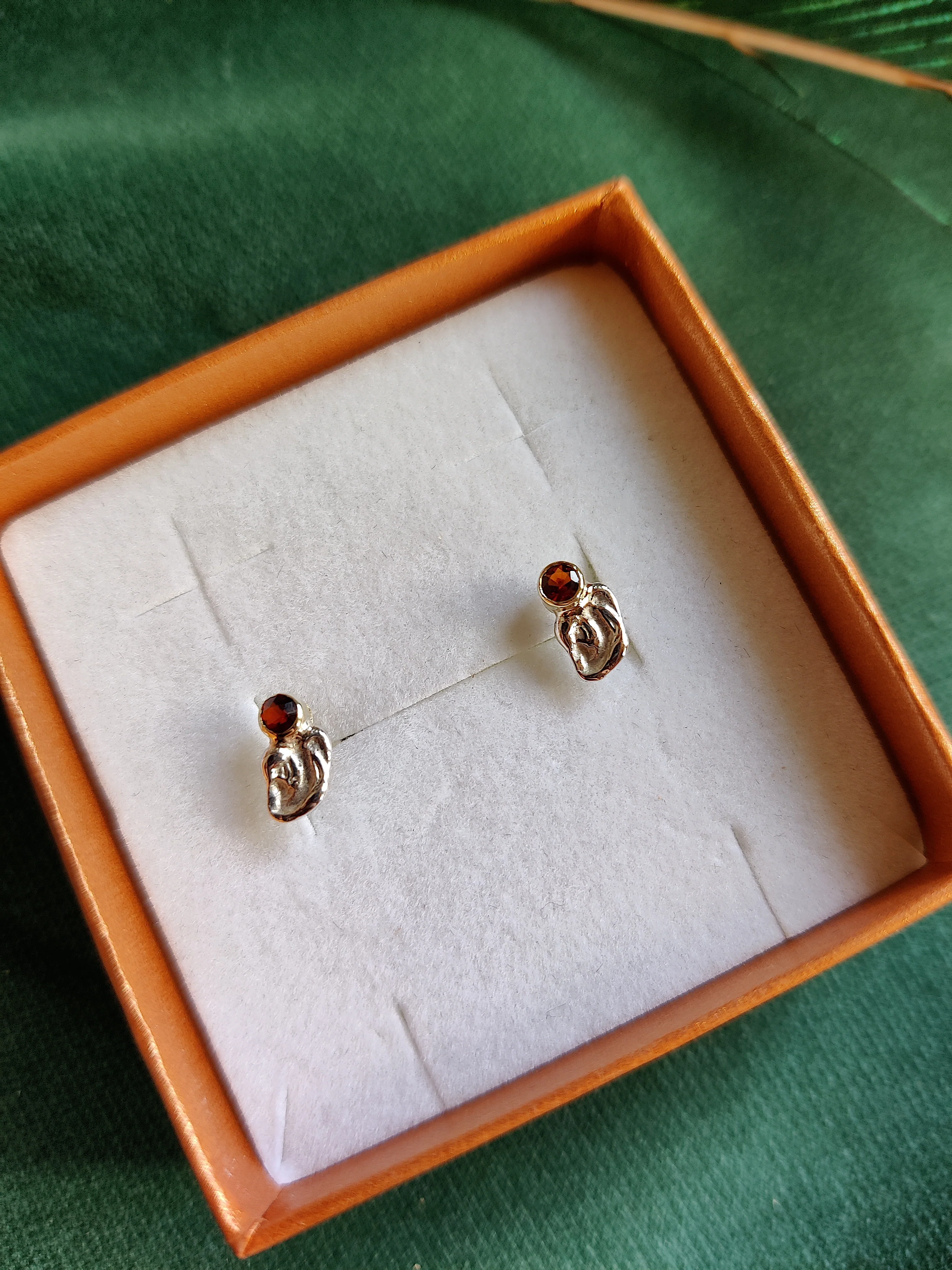 Oorbel in zilver en 14k geel goud met granaat : Amelia