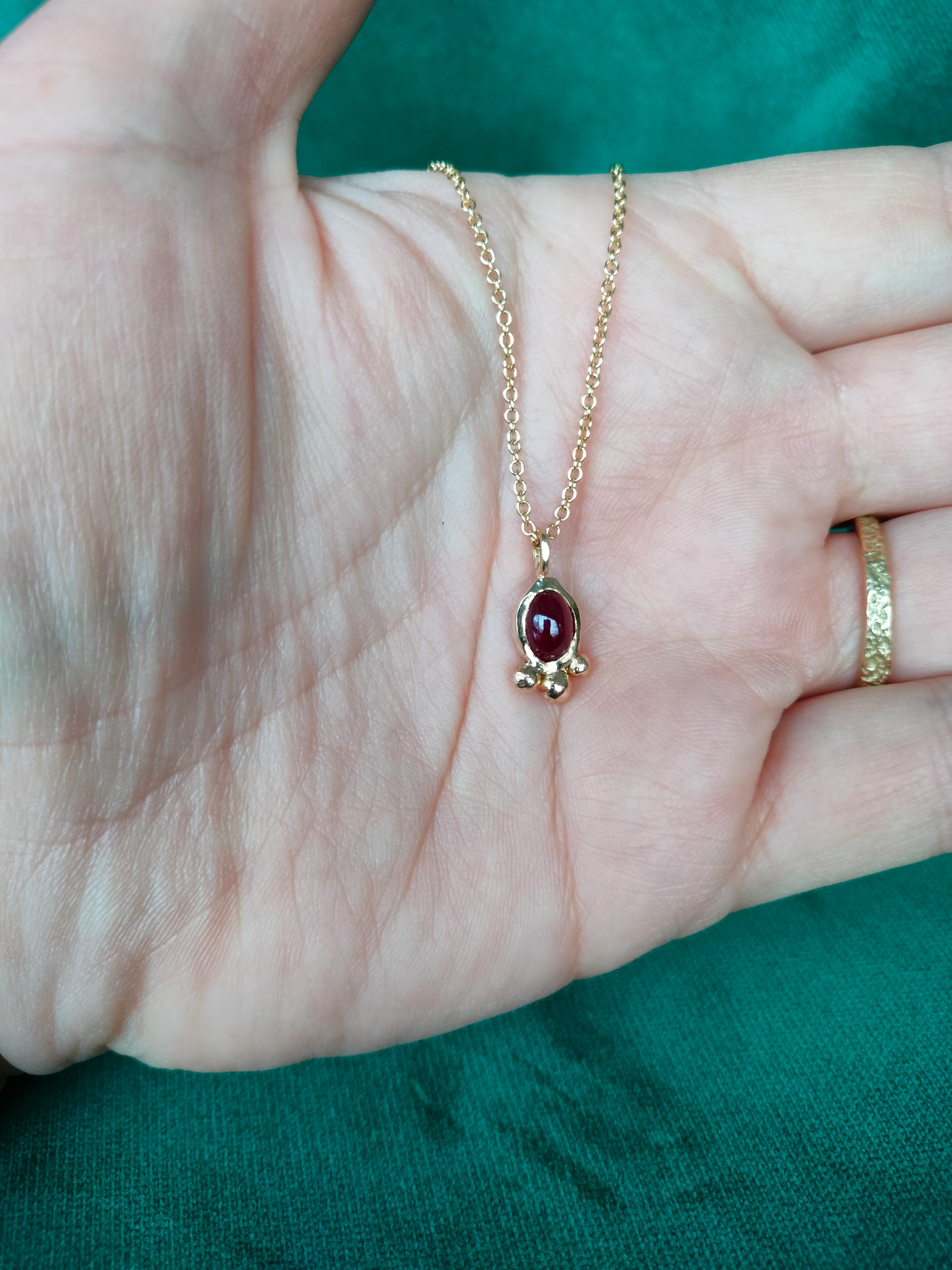 Hanger in 18K geel goud met Robijn - Mirella