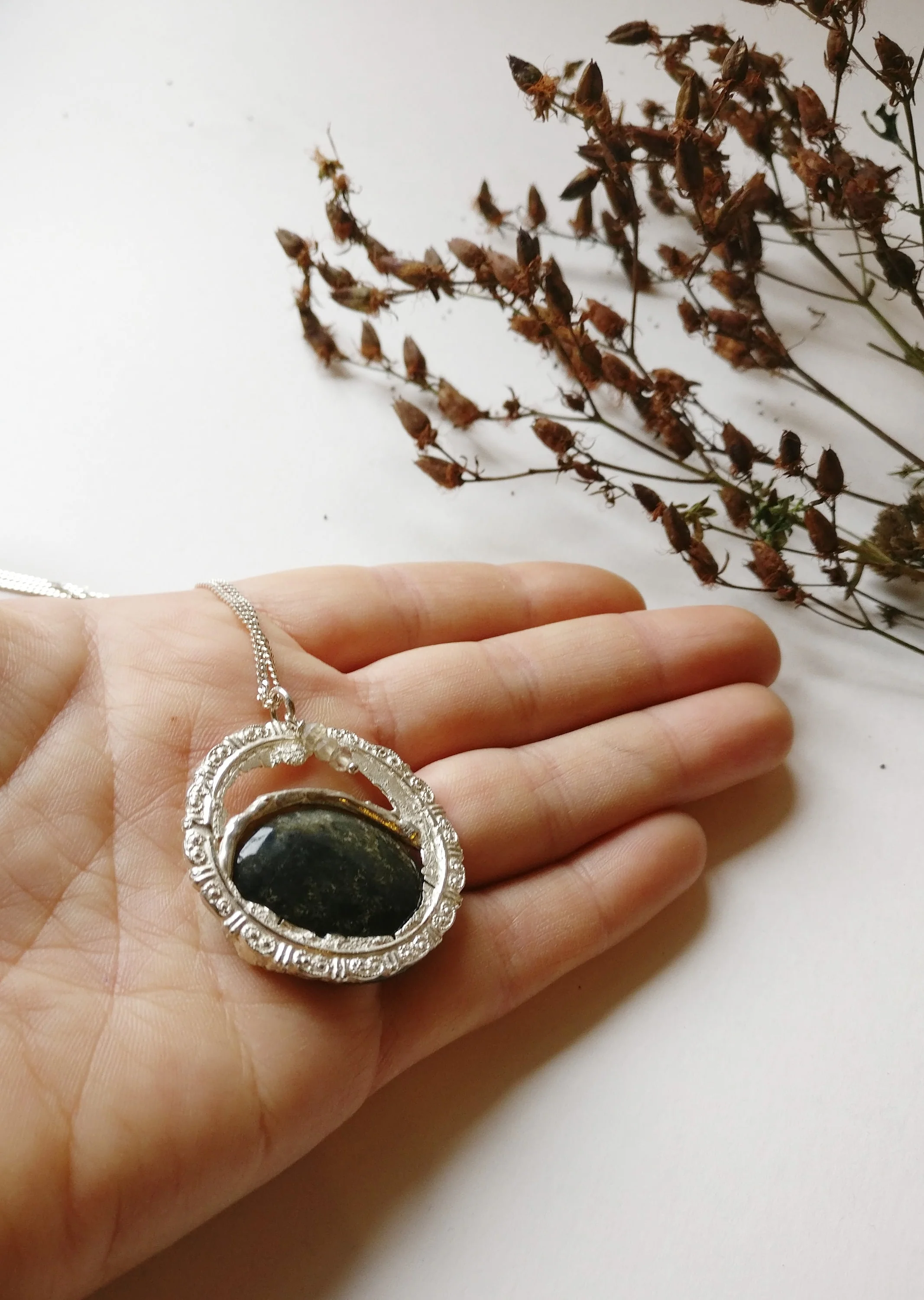 Ketting in zilver met ovalen grote steen en rookkwarts kraaltjes: Fossiel Koraal