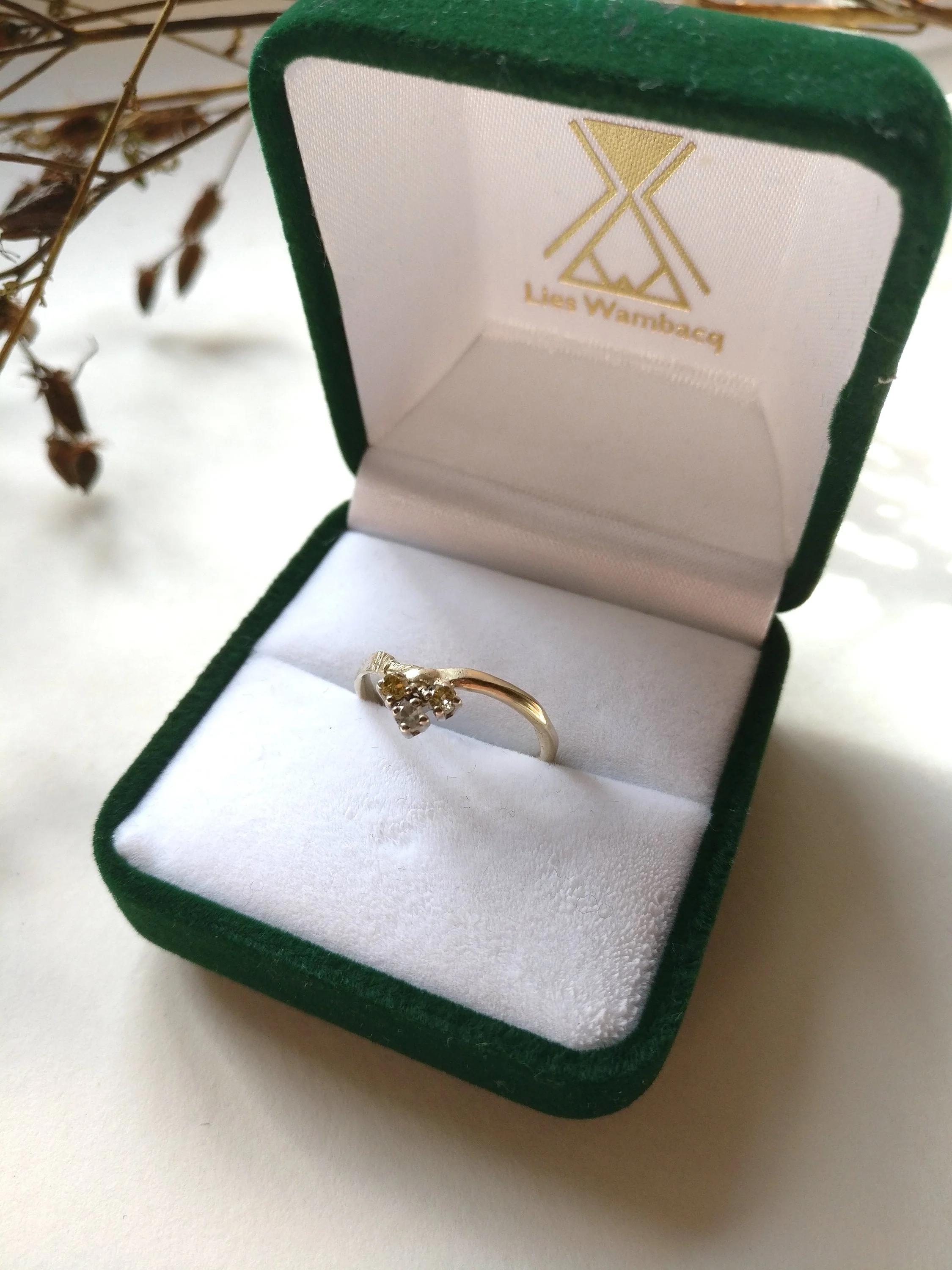 Ring in 18K champagne goud met drie diamantjes: Rosanne