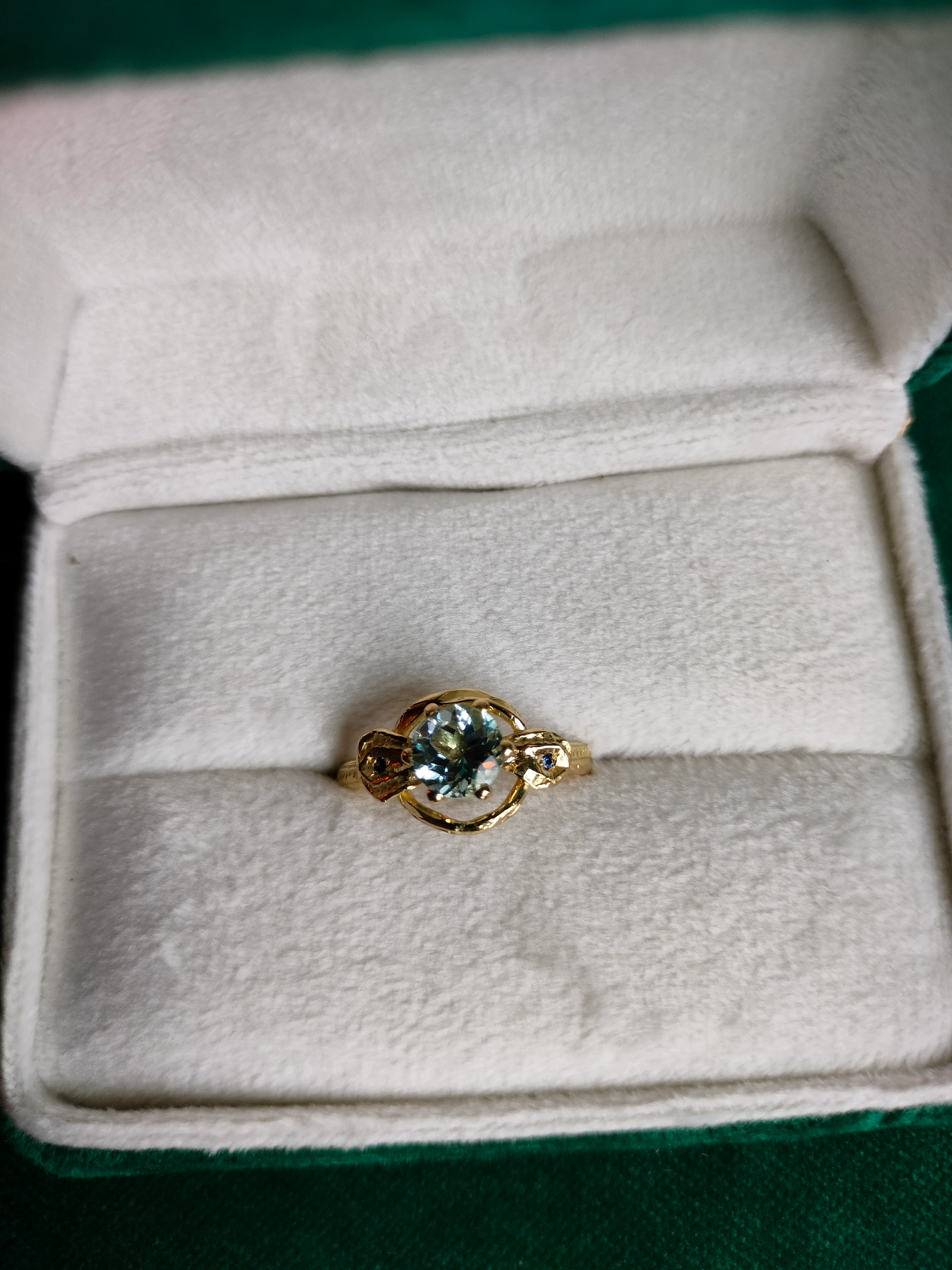 Ring in 18k geel goud met aquamarijn en saffier: Gitta