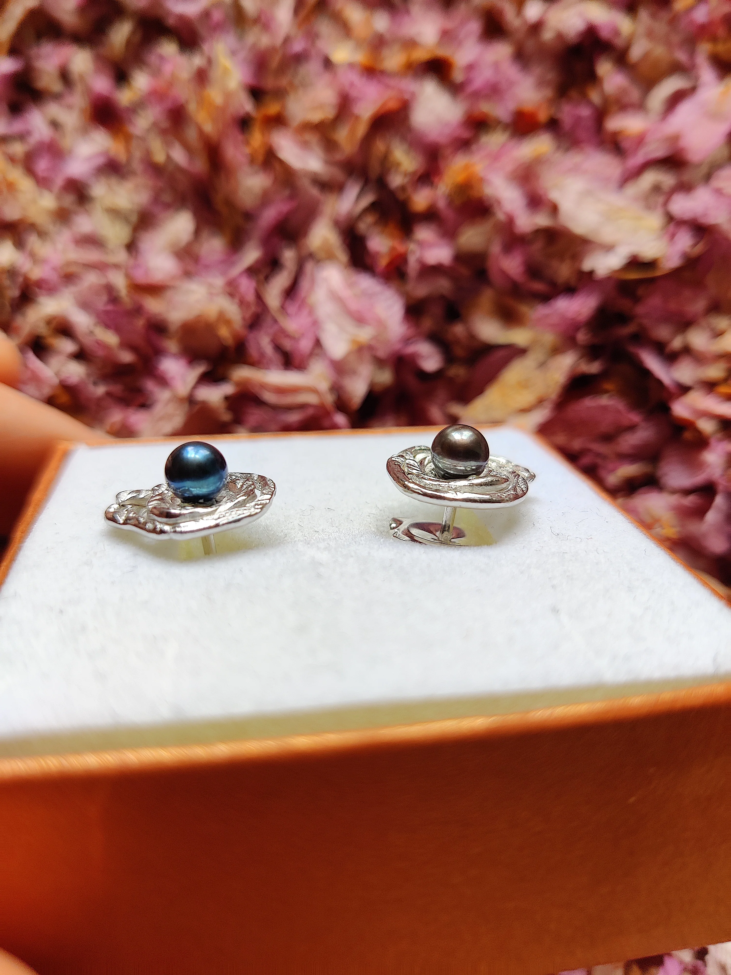 Oorbel in gerhodineerd zilver met blauwe en zwarte parel: Oil