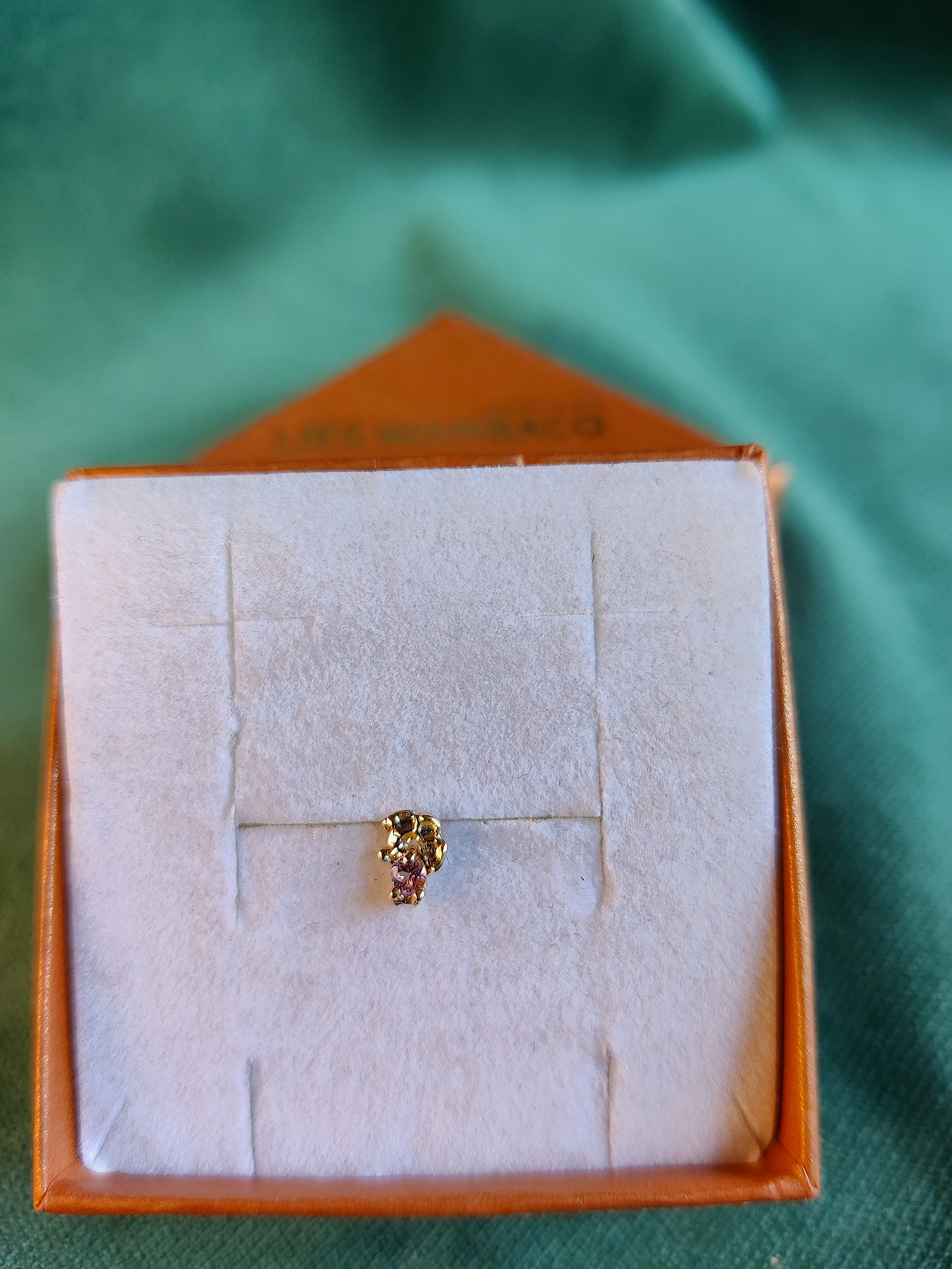 Enkele oorsteker in 18k geel goud met kleine roze saffier - Sil