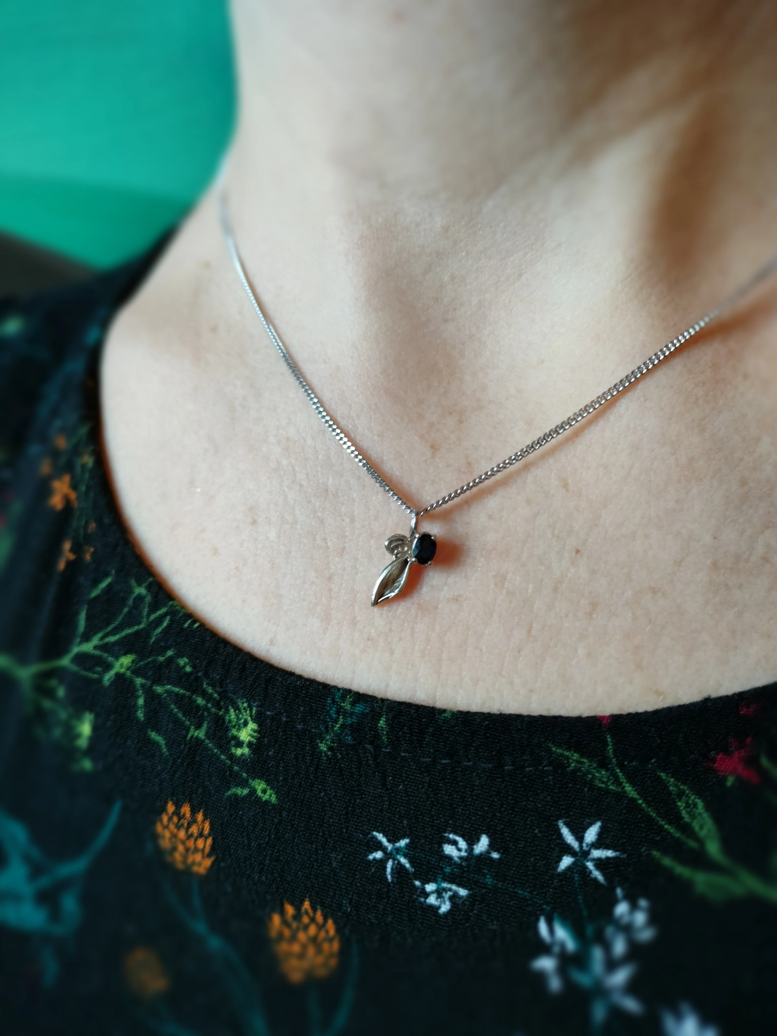 Hanger in 18K wit goud met blauwe saffier: Lieve