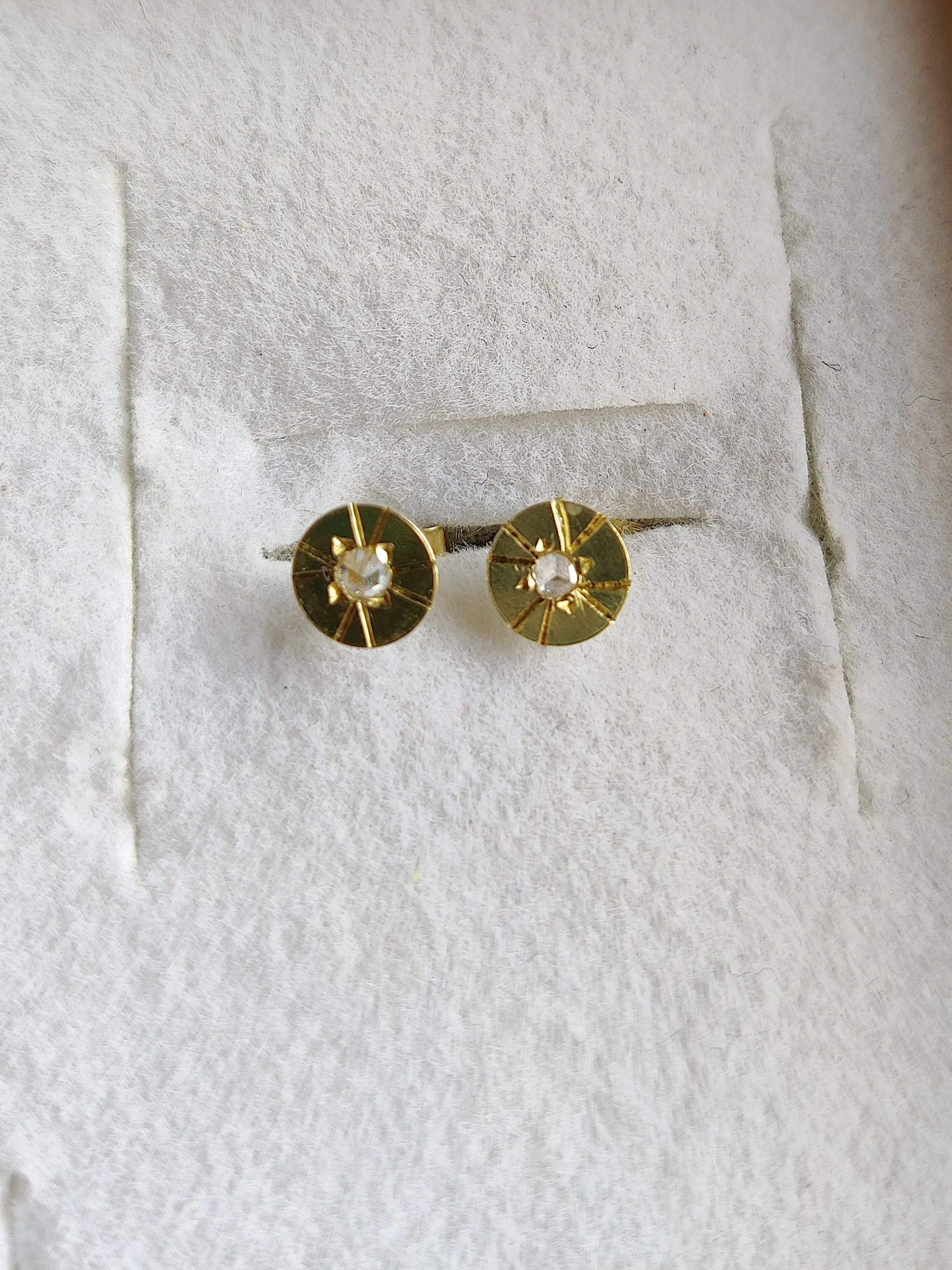 Oorbellen 14k geelgoud met diamant: Elina