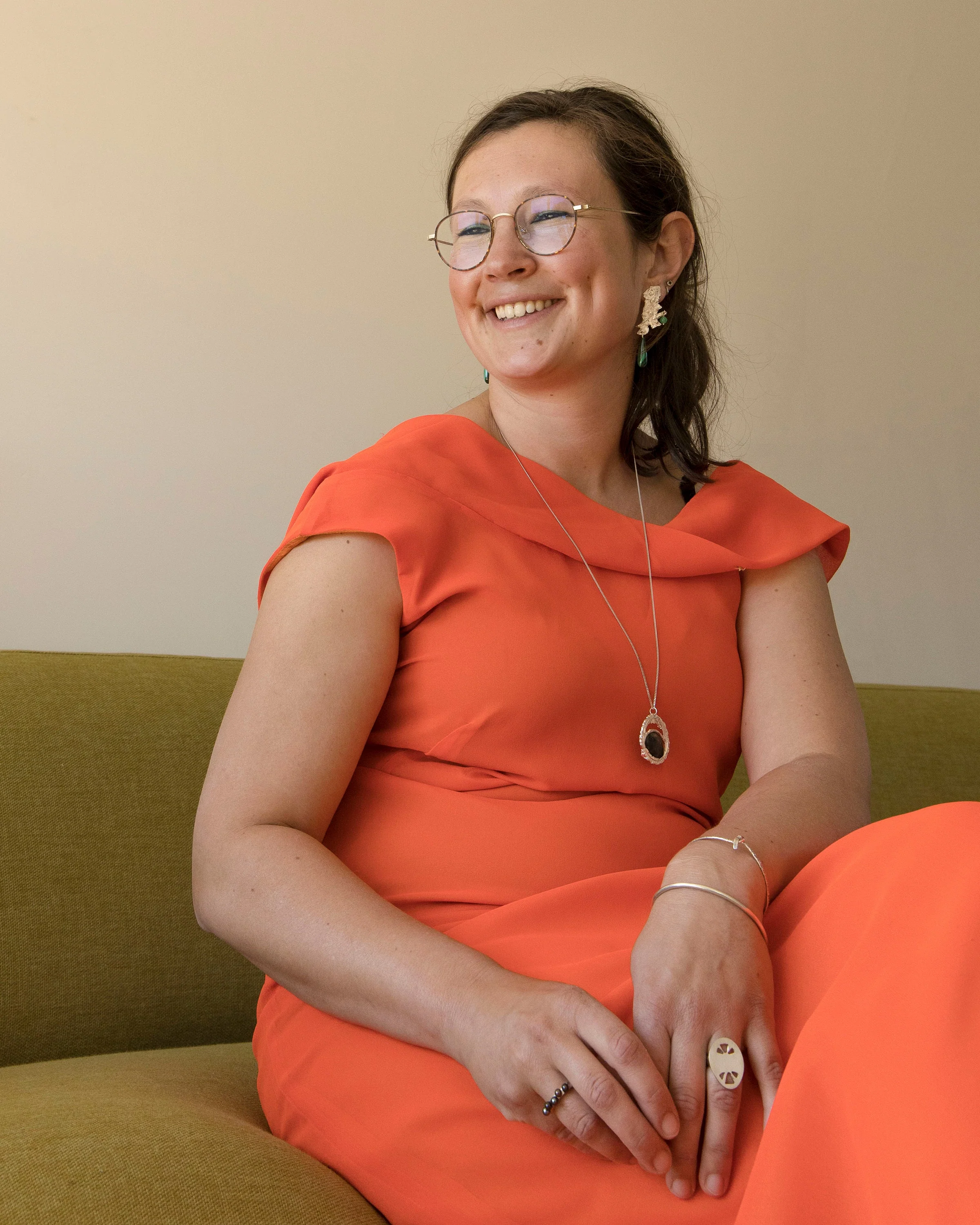 Ketting in zilver met ovalen grote steen en rookkwarts kraaltjes: Fossiel Koraal