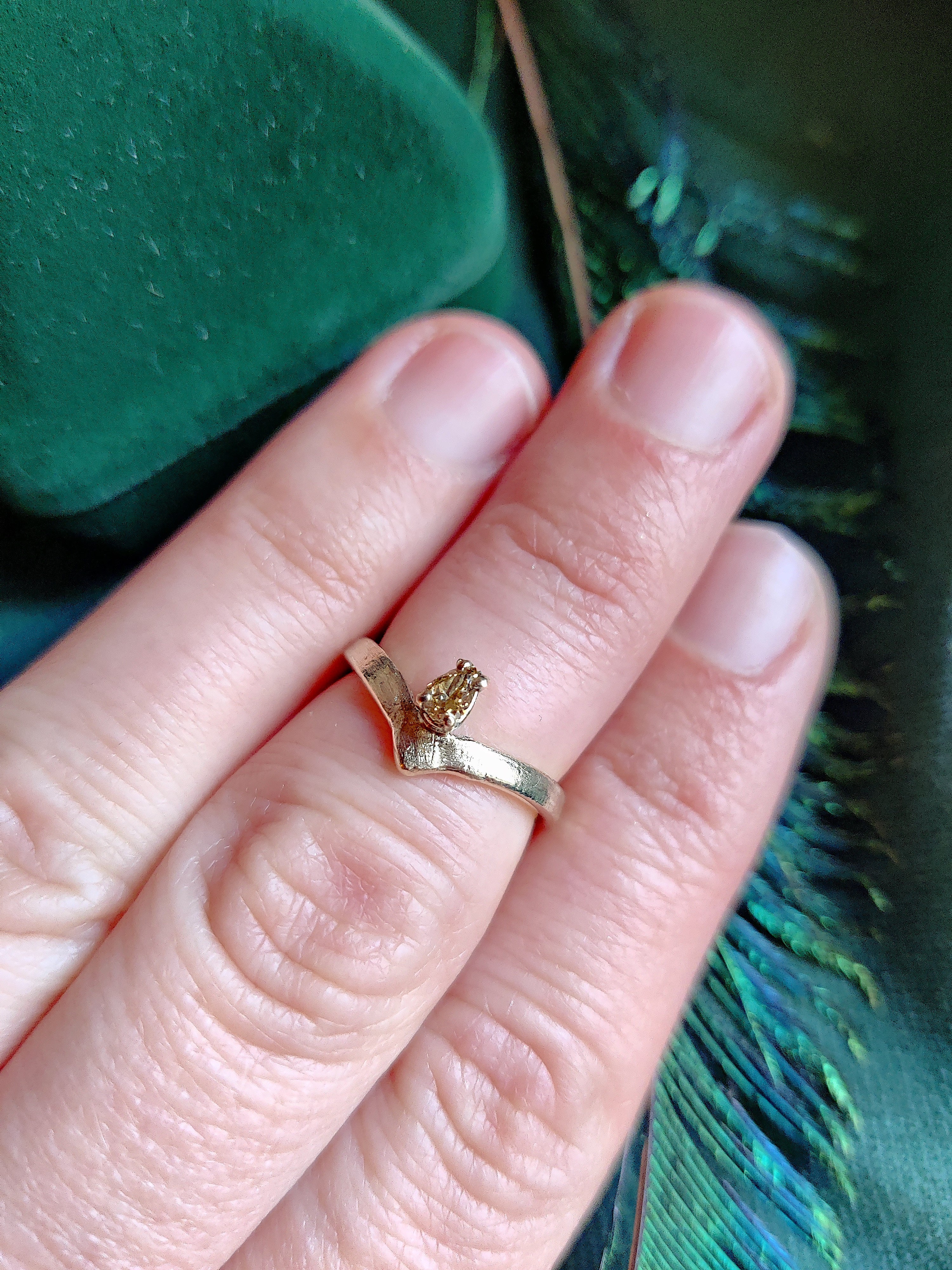 Ring in 14k geel goud met groene peer diamant: Magdalena