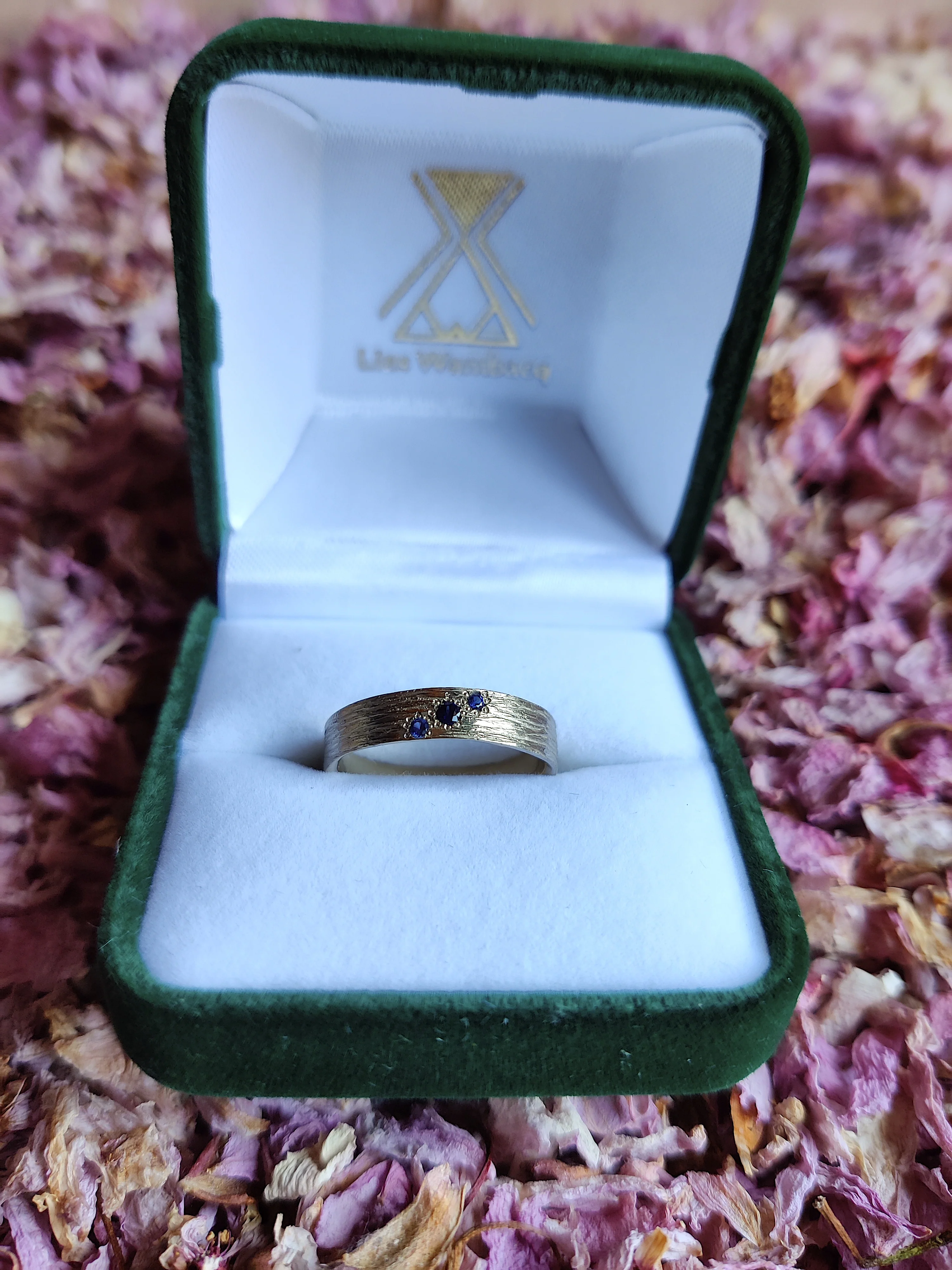 Trouwring in 18k champagne wit goud met saffier- Arwen