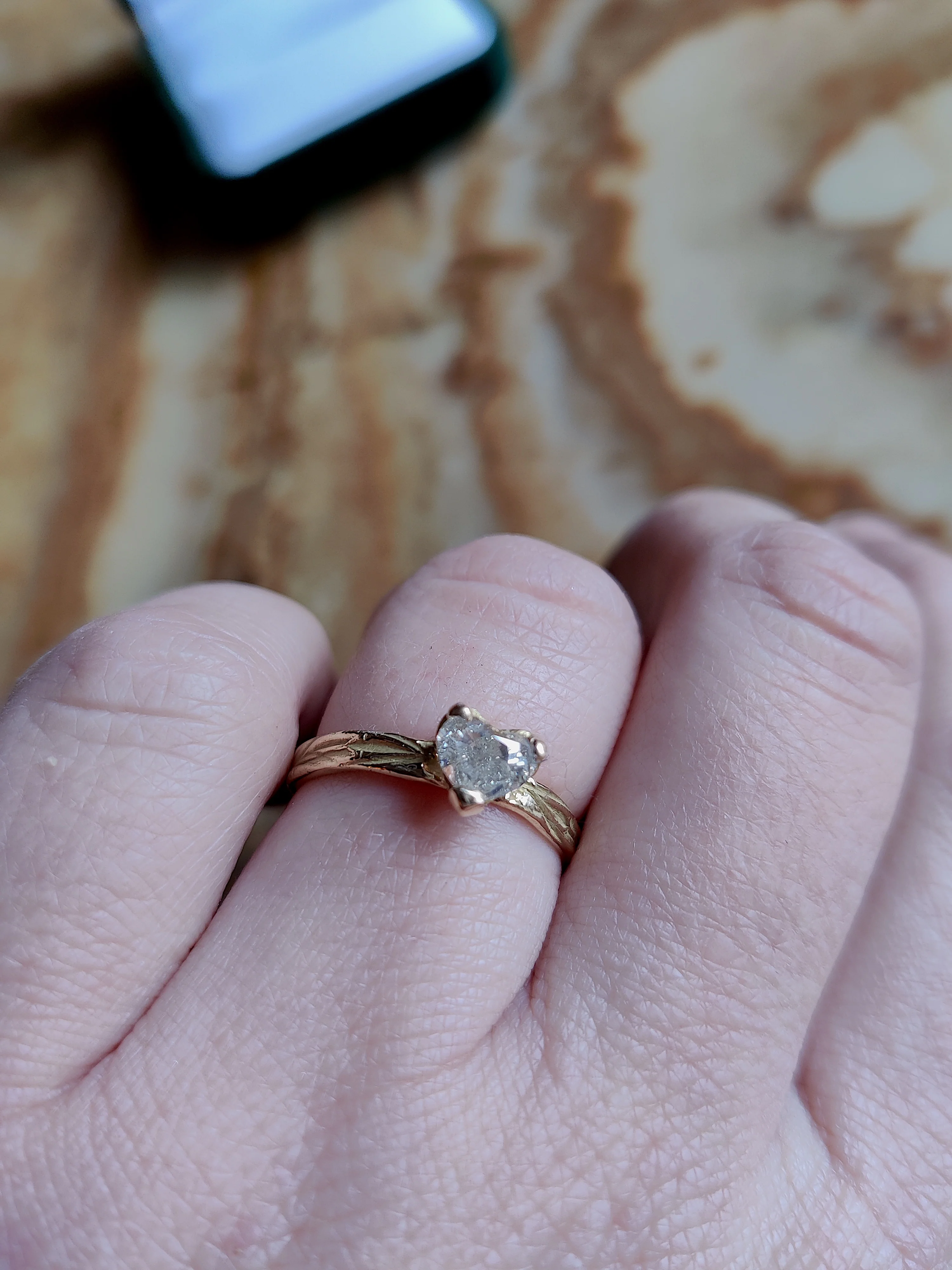 Ring in 18k geel goud met hartvormige diamant - Lars