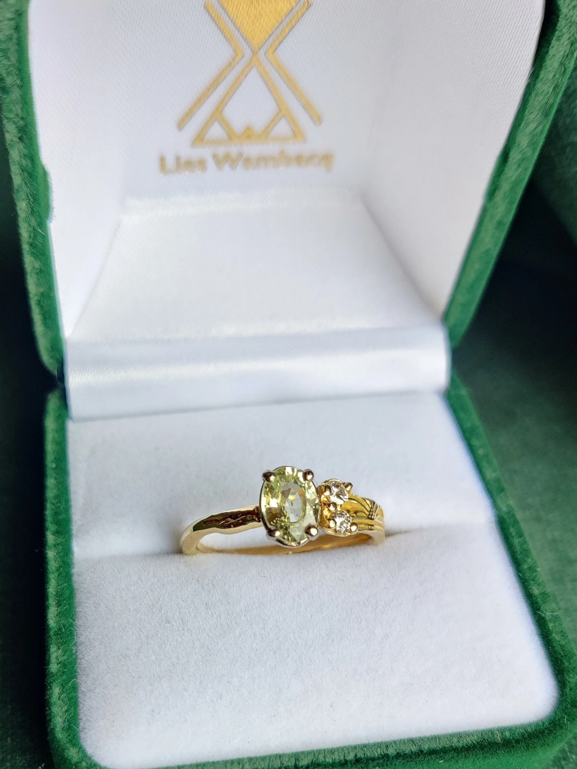 Ring in 18k geel goud met licht groene saffier en diamanten: Selena