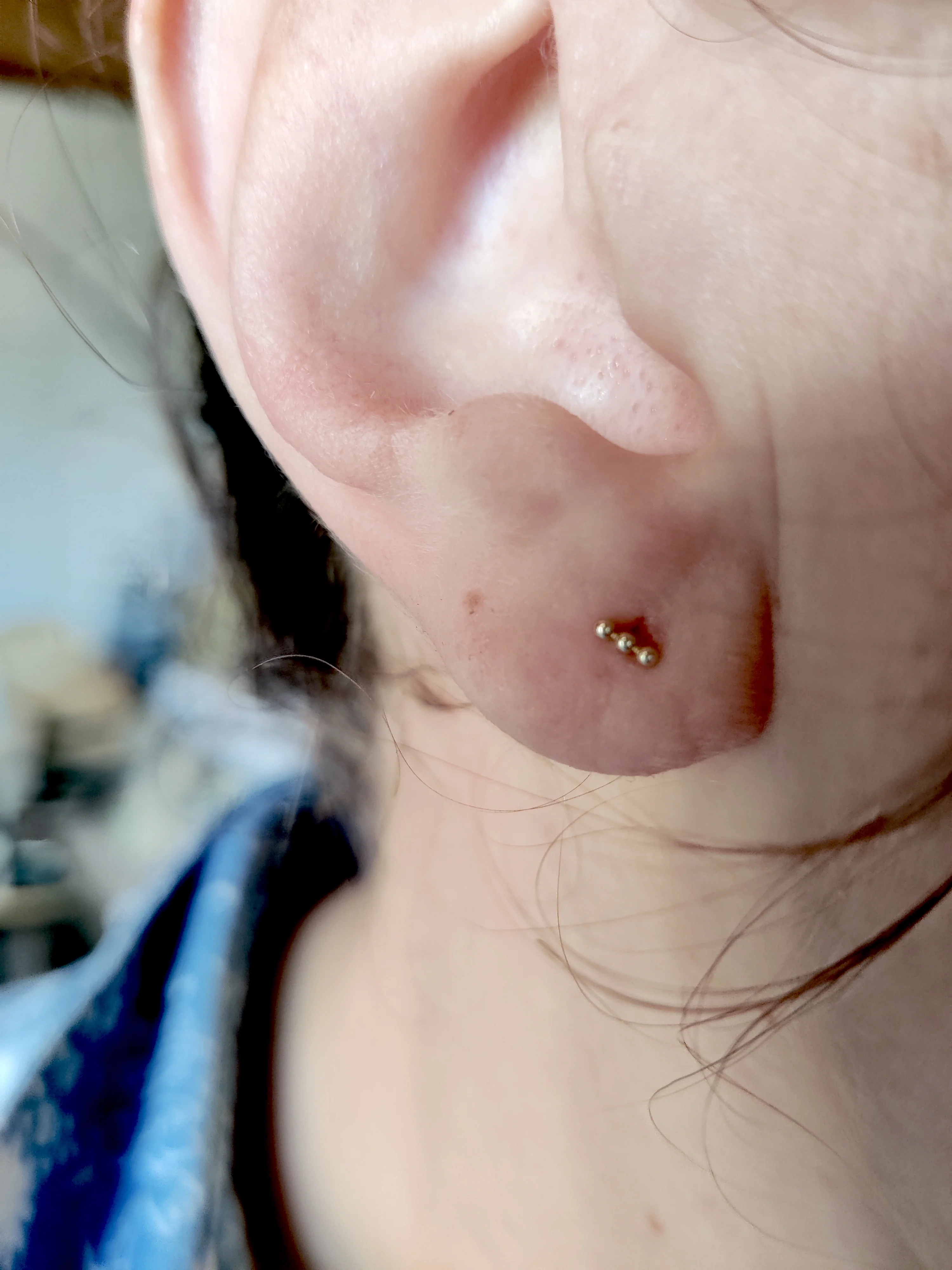 Oorsteker in 14k geel goud - mini bolletjes