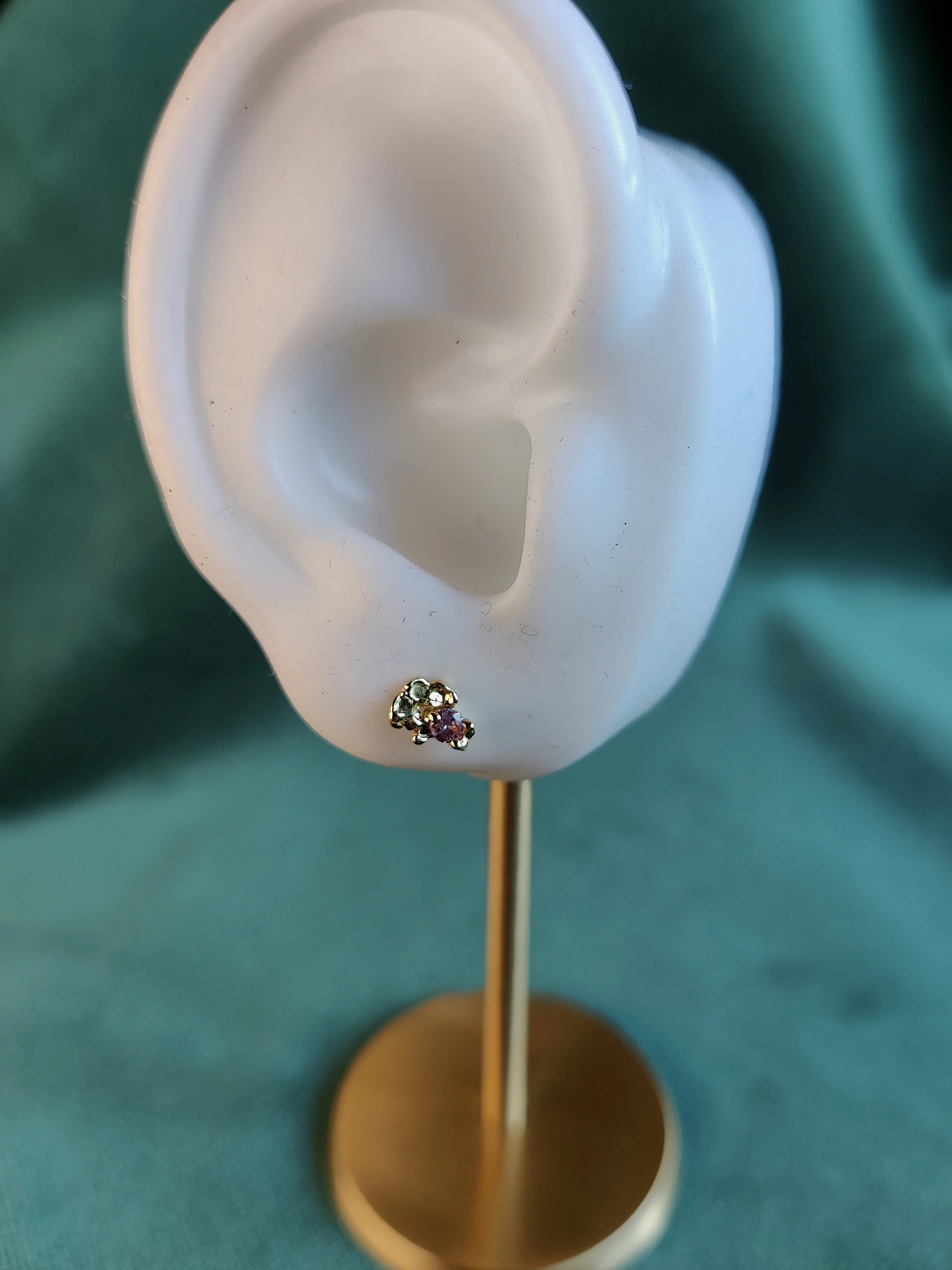 Enkele oorsteker in 18k geel goud met kleine roze saffier - Sil