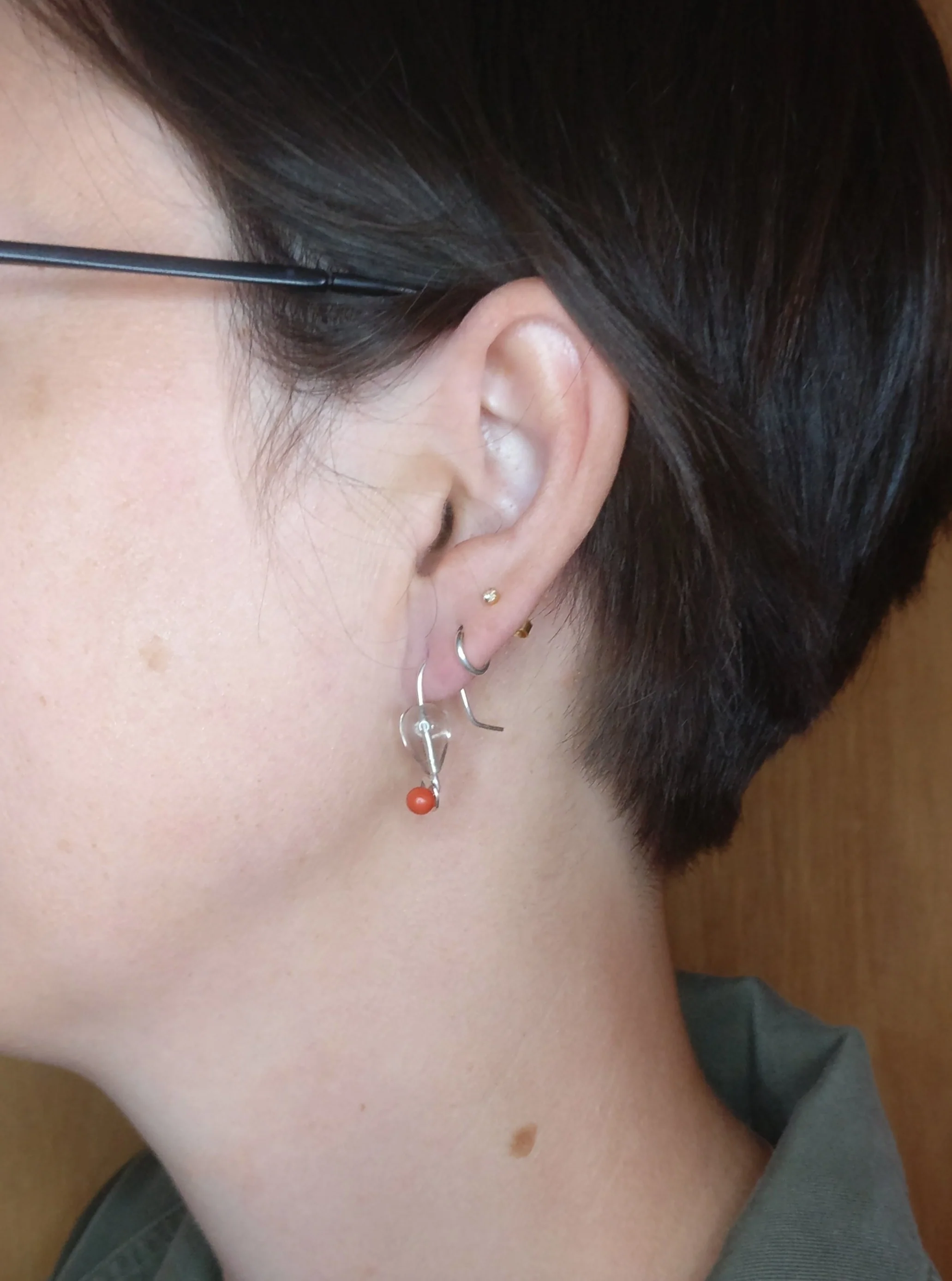 Oorbel in zilver met rozenkwarts en koraal: Juniper.