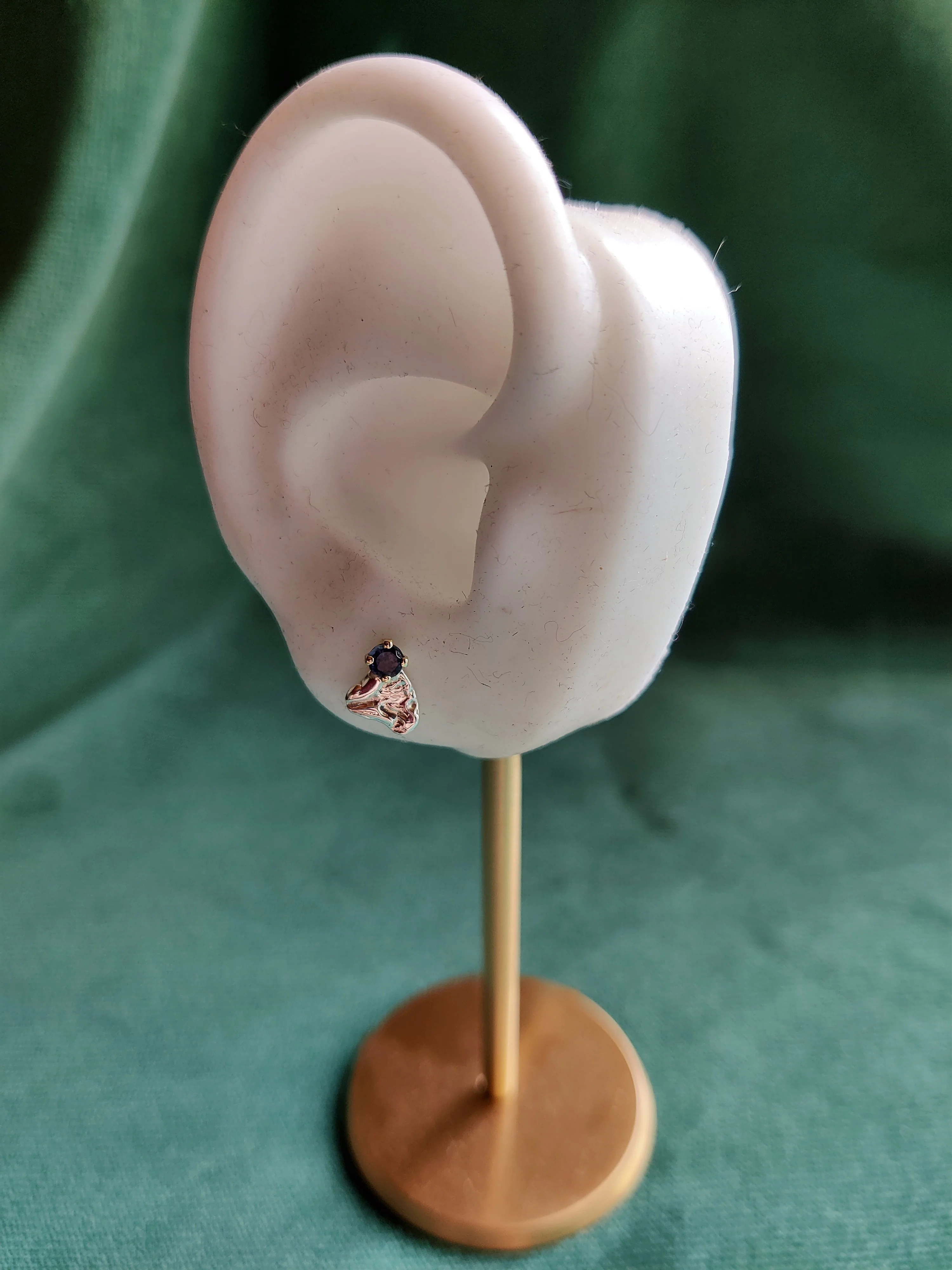 Oorbel in 14k geel goud met zilver blaadje en ioniet - Lena