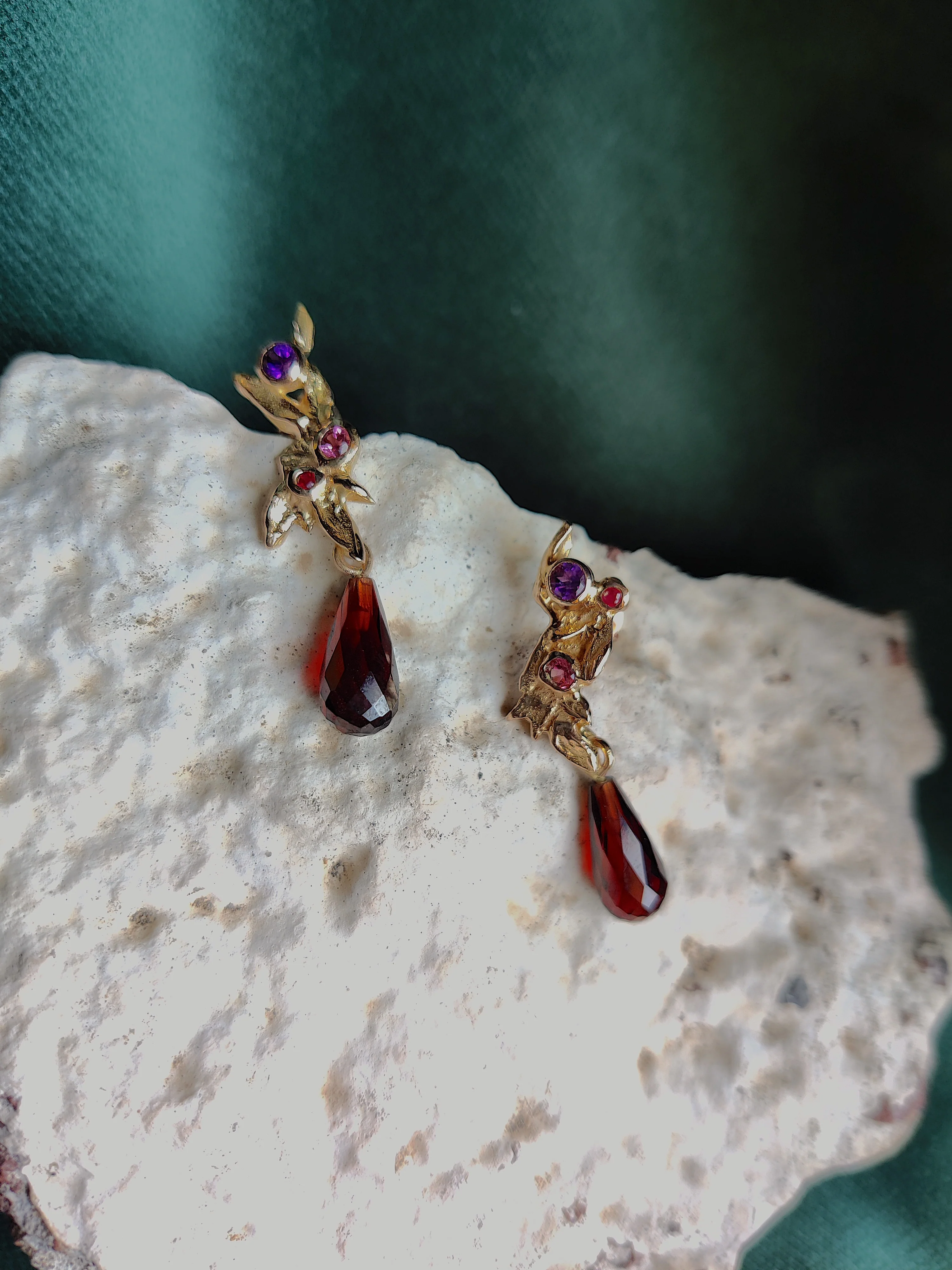 Oorbel in 18k rood goud met granaat, amethist, robijn en toermalijn - Gaby