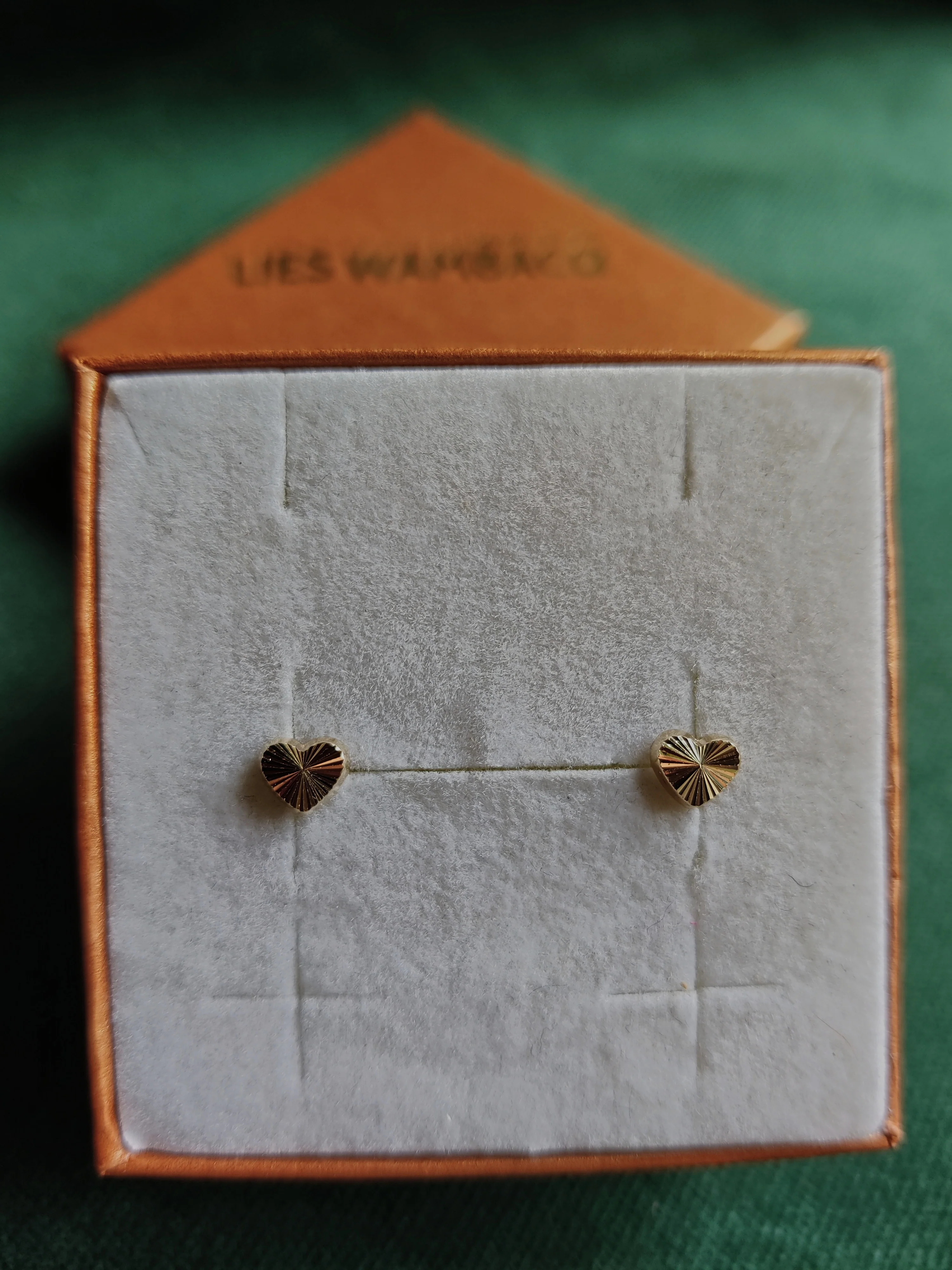 Oorbel in 14k geel goud met hartje - Lena