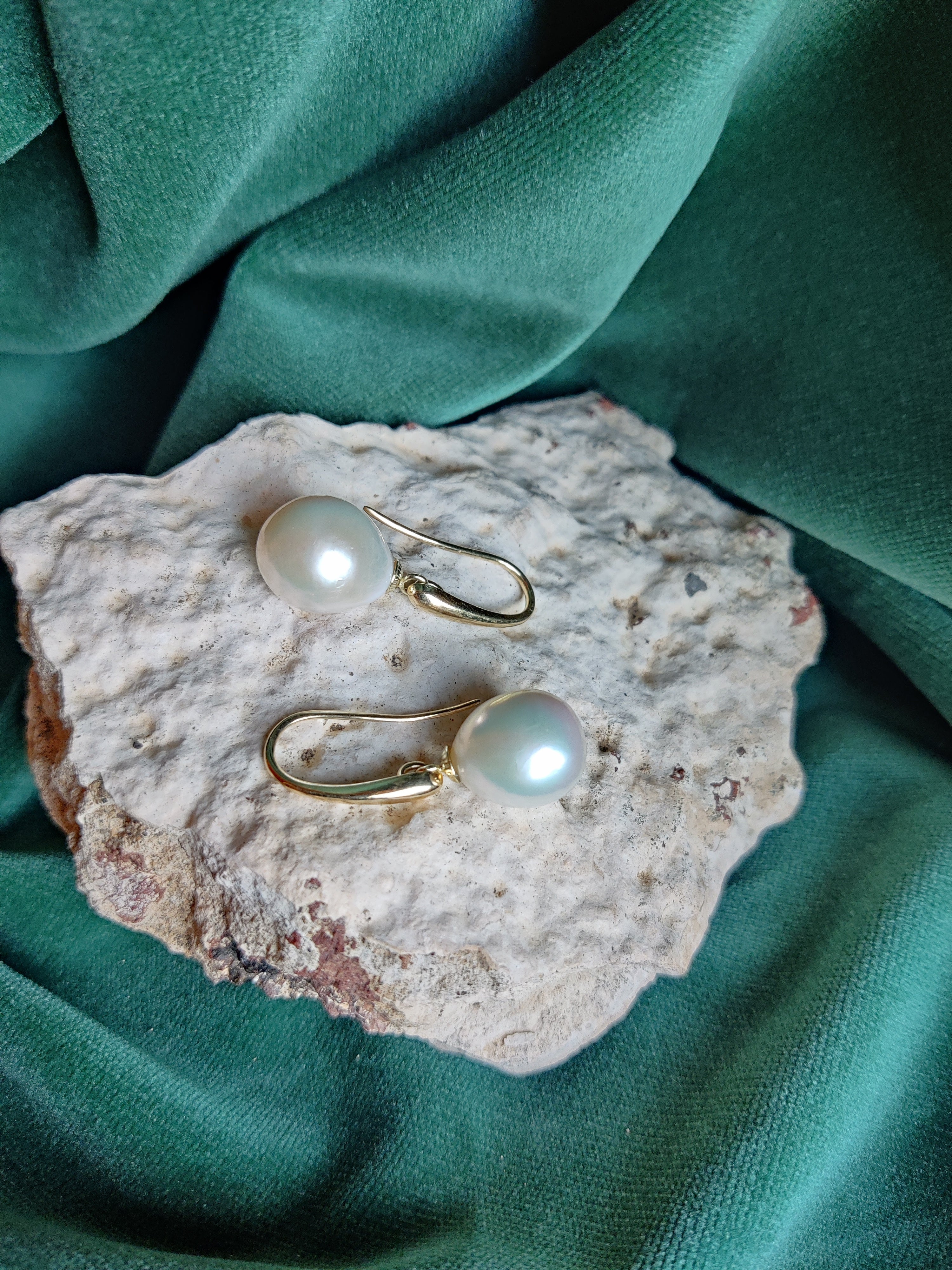 Oorbel in 14 K geel goud met parel: Emily