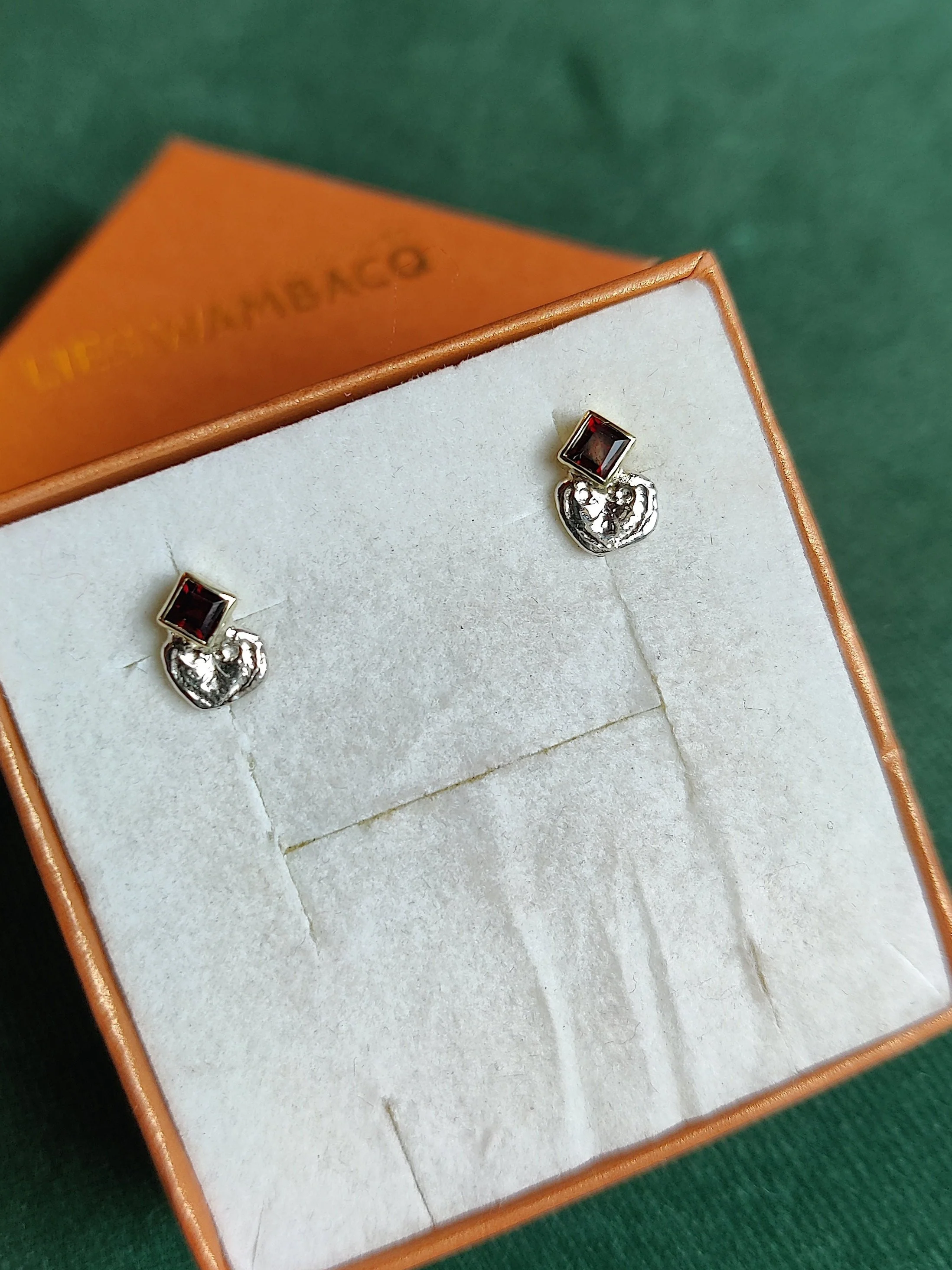 Oorbellen in het zilver en 14k geel goud met granaat: Kelly