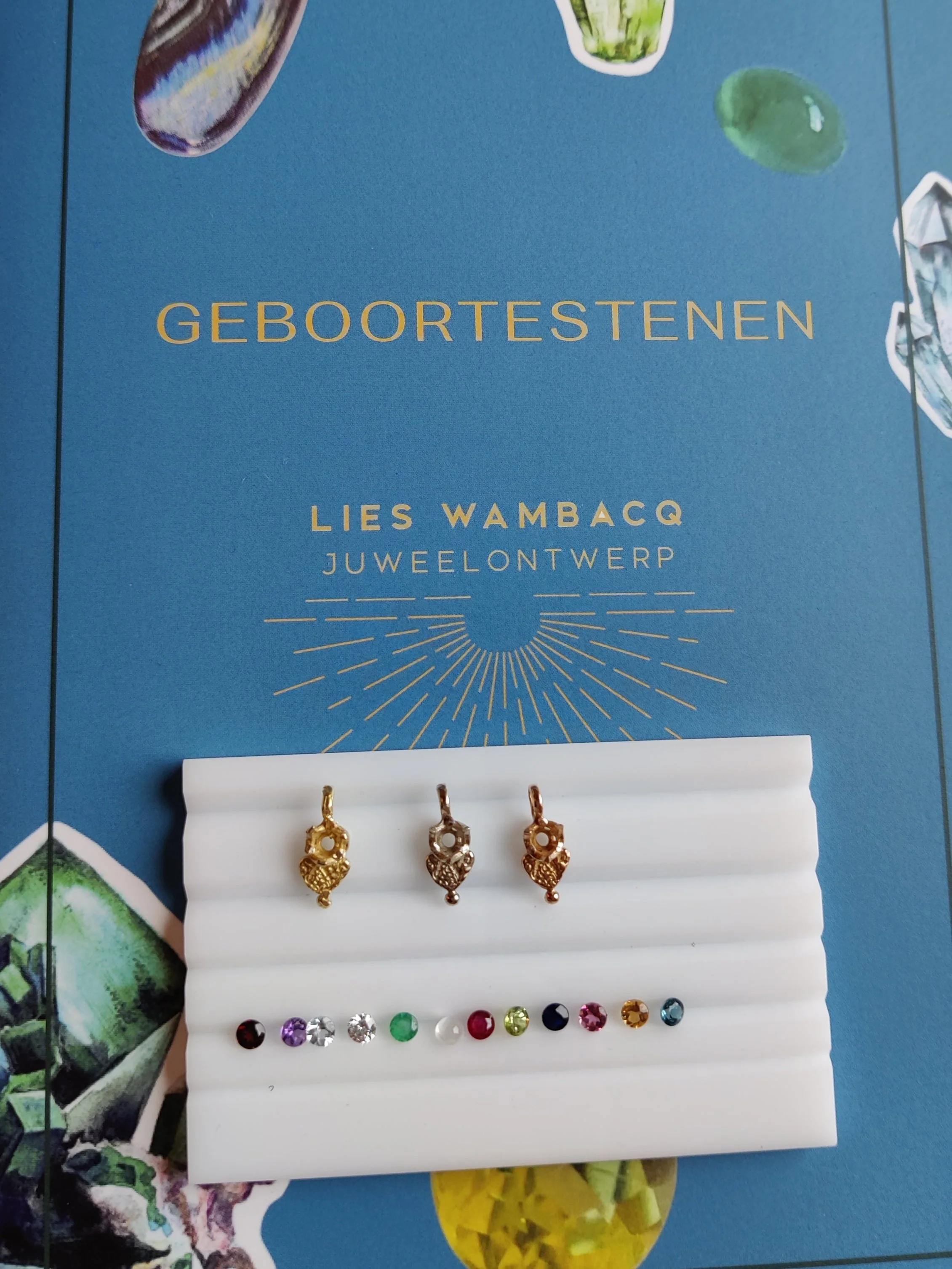 Hanger in 18k geel goud met geboortesteen - Love (alle maanden)