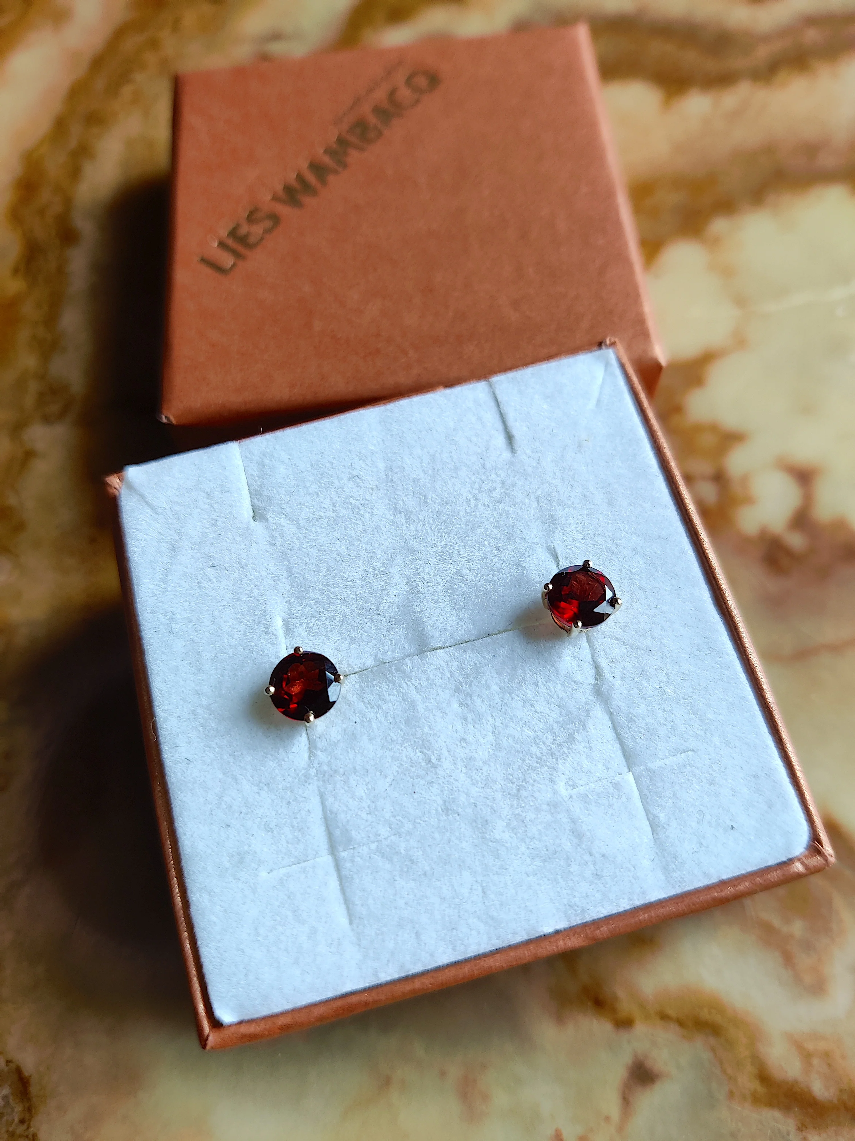 Oorbel in 14k geel goud met granaat - Jani