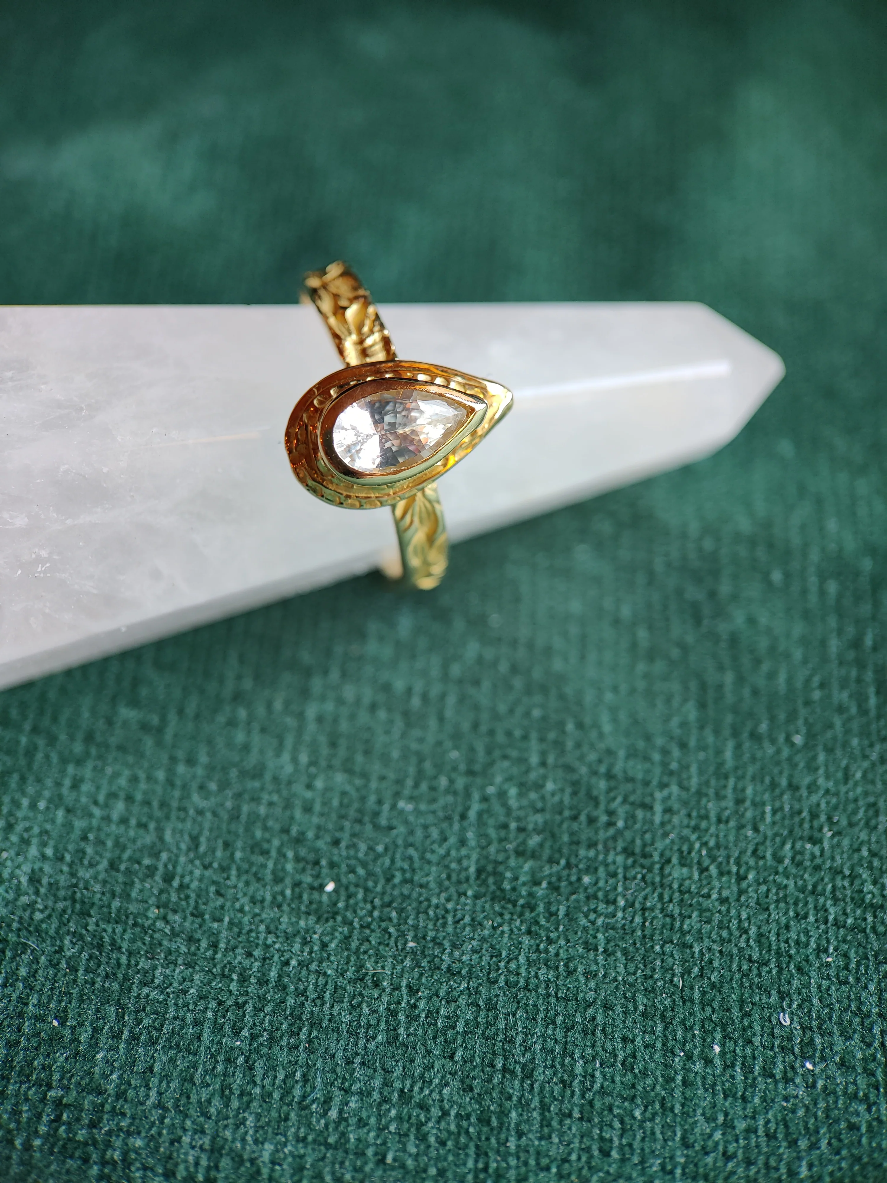 Ring in 18k geel goud met witte facet saffier: Mire