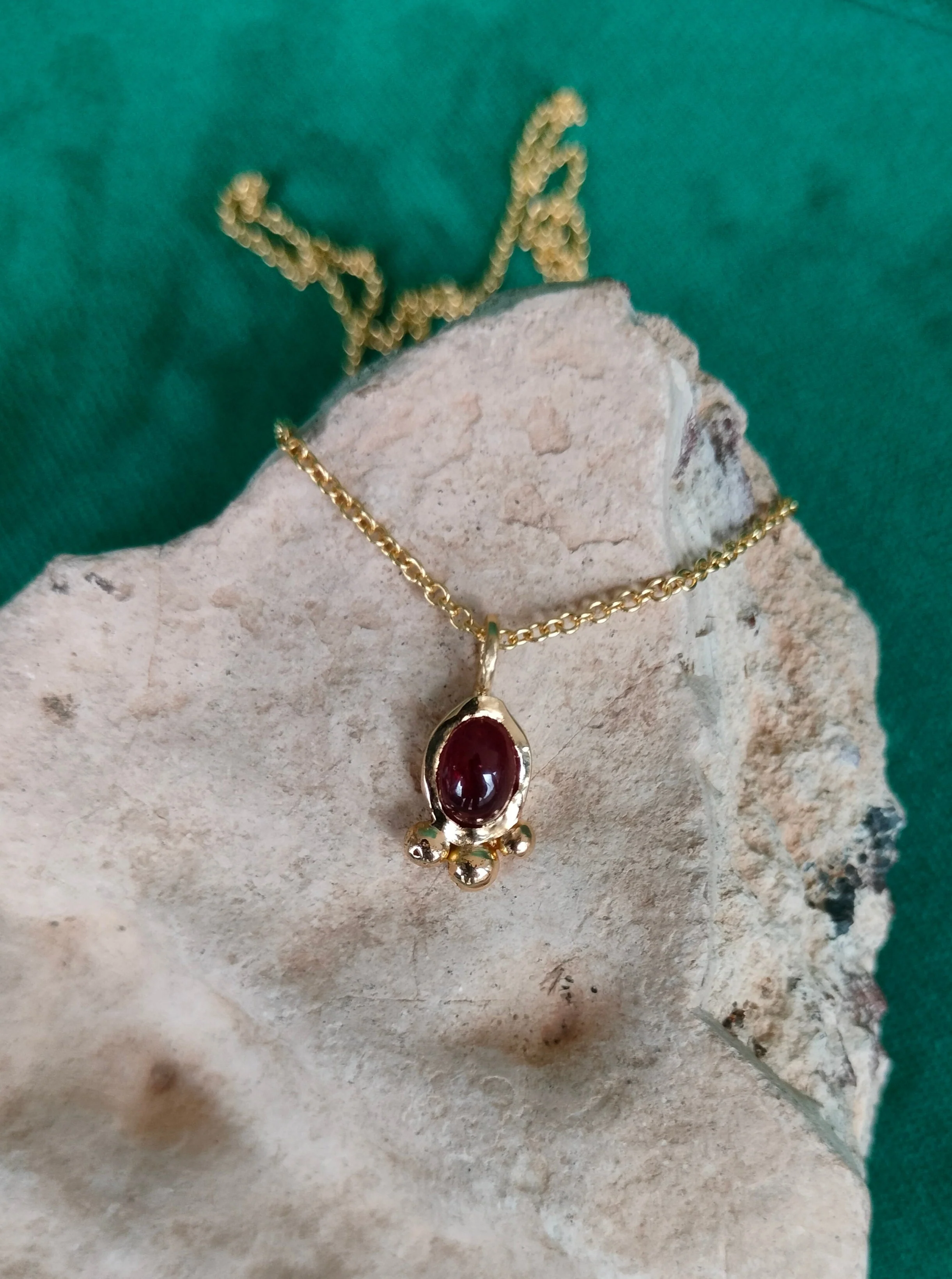 Hanger in 18K geel goud met Robijn - Mirella