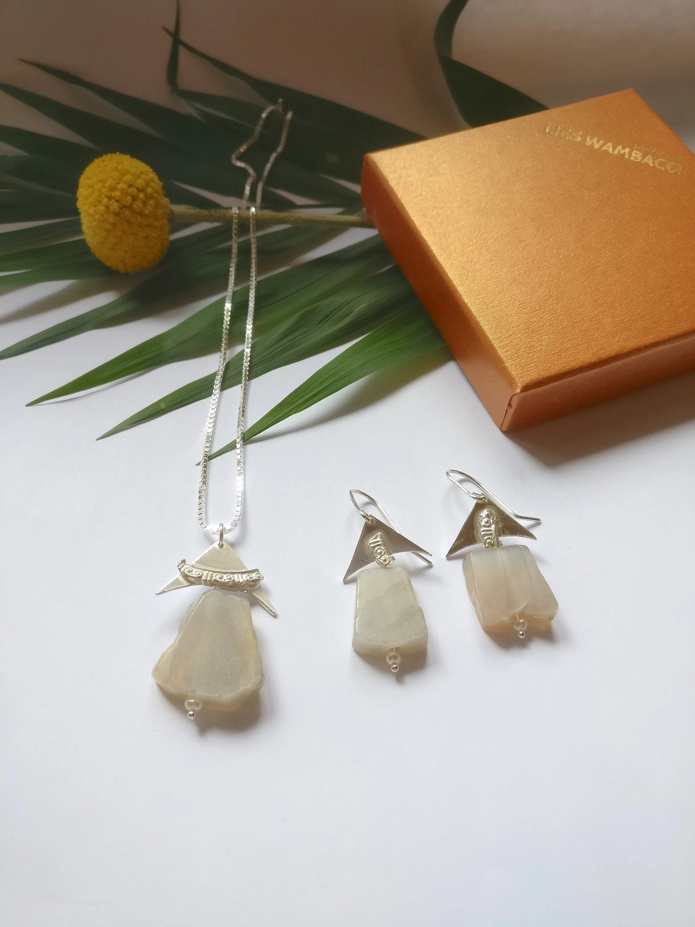 Set van ketting en oorbel in zilver met grijze maansteen en witte parels: Luna