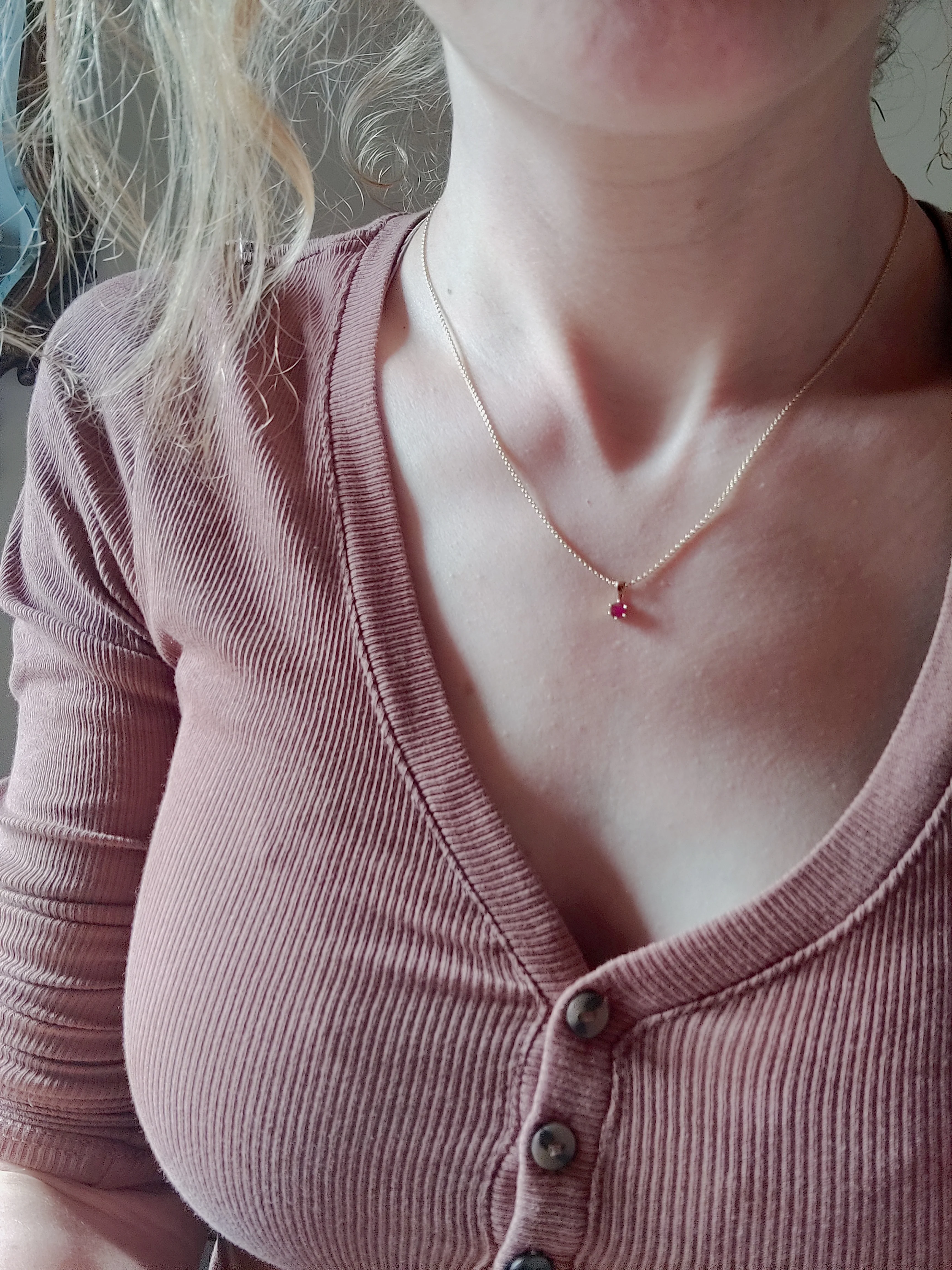 Hanger in 14k geel goud met robijn - Juli