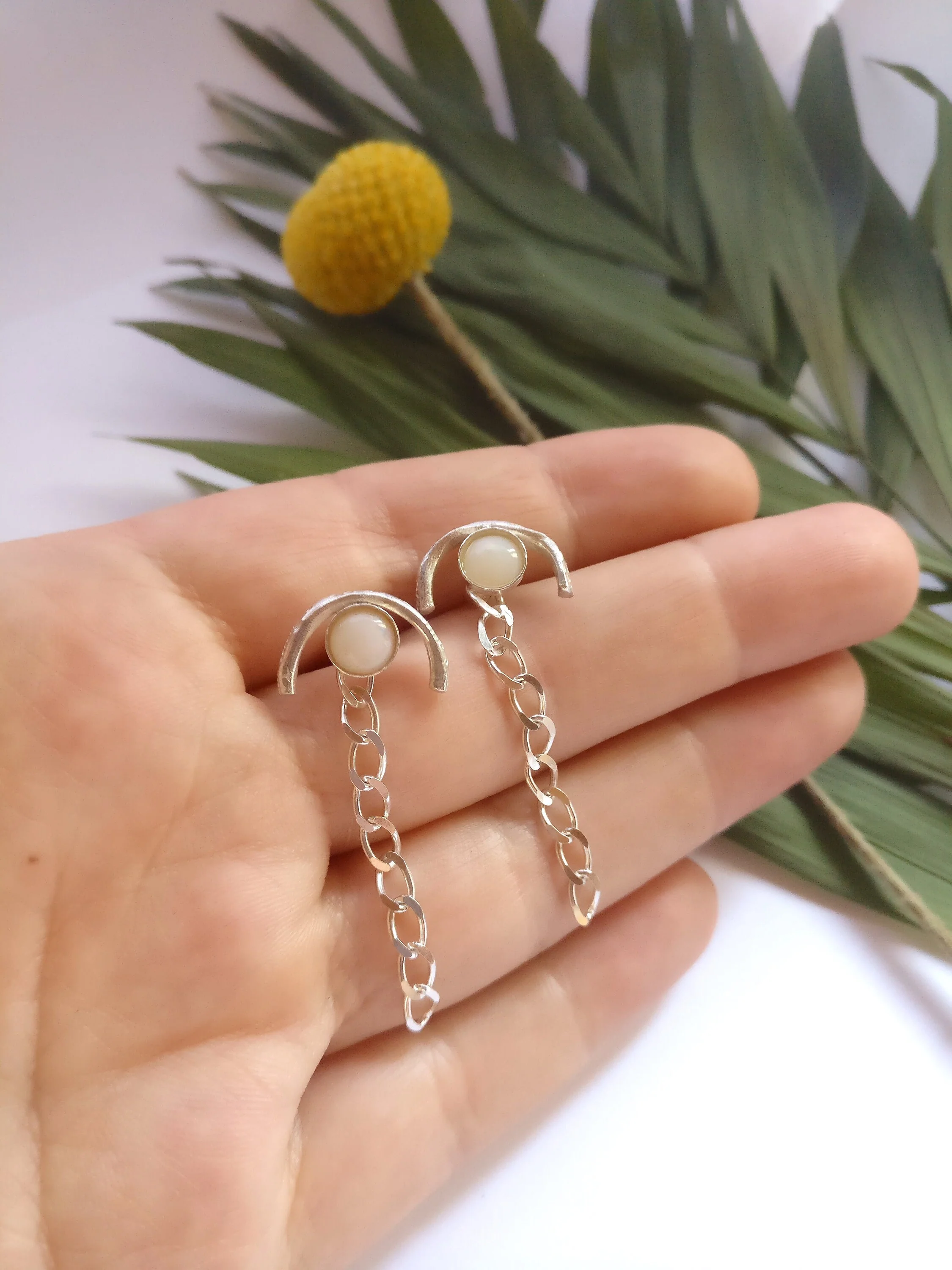 Oorbel in zilver met ronde opaal: Melkopaal