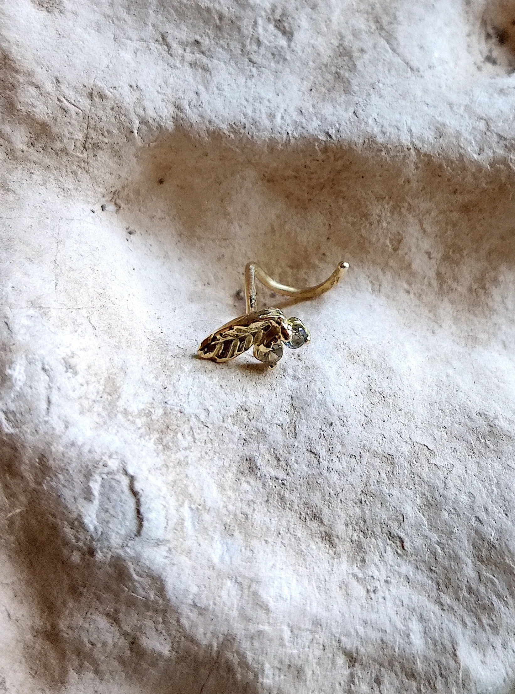 Neuspiercing in 18k geelgoud met groene saffier - Liv