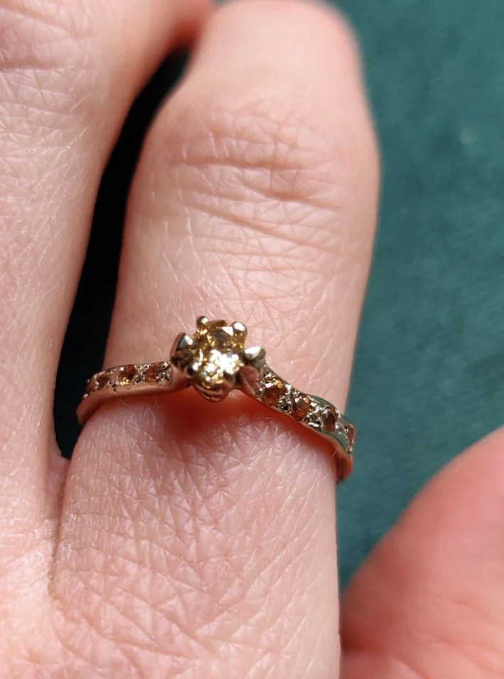 Ring in 18k wit goud met lichtgele diamant en oranje saffieren - Janna