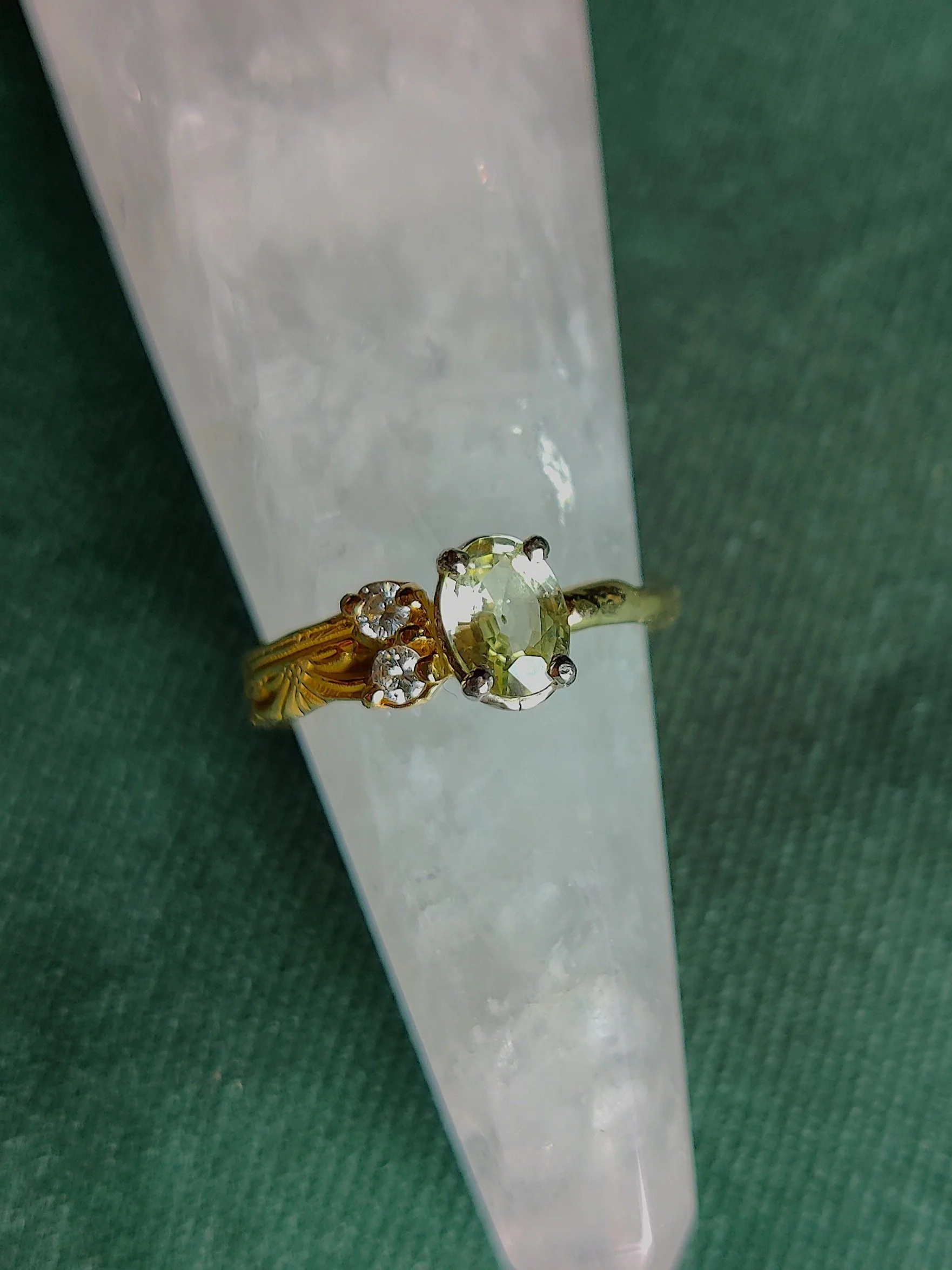 Ring in 18k geel goud met licht groene saffier en diamanten: Selena