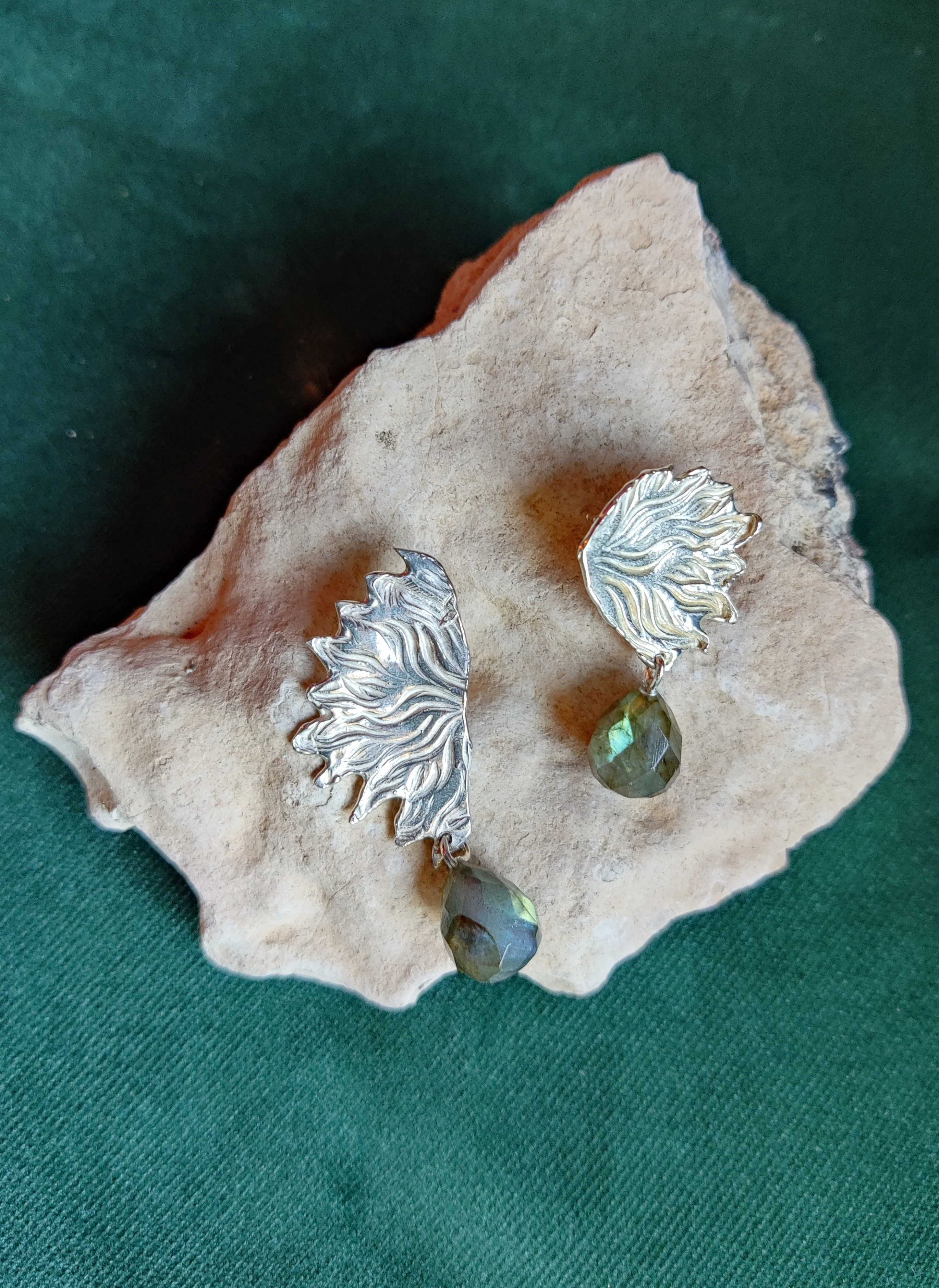 Oorbel in zilver met Labradoriet: Feline