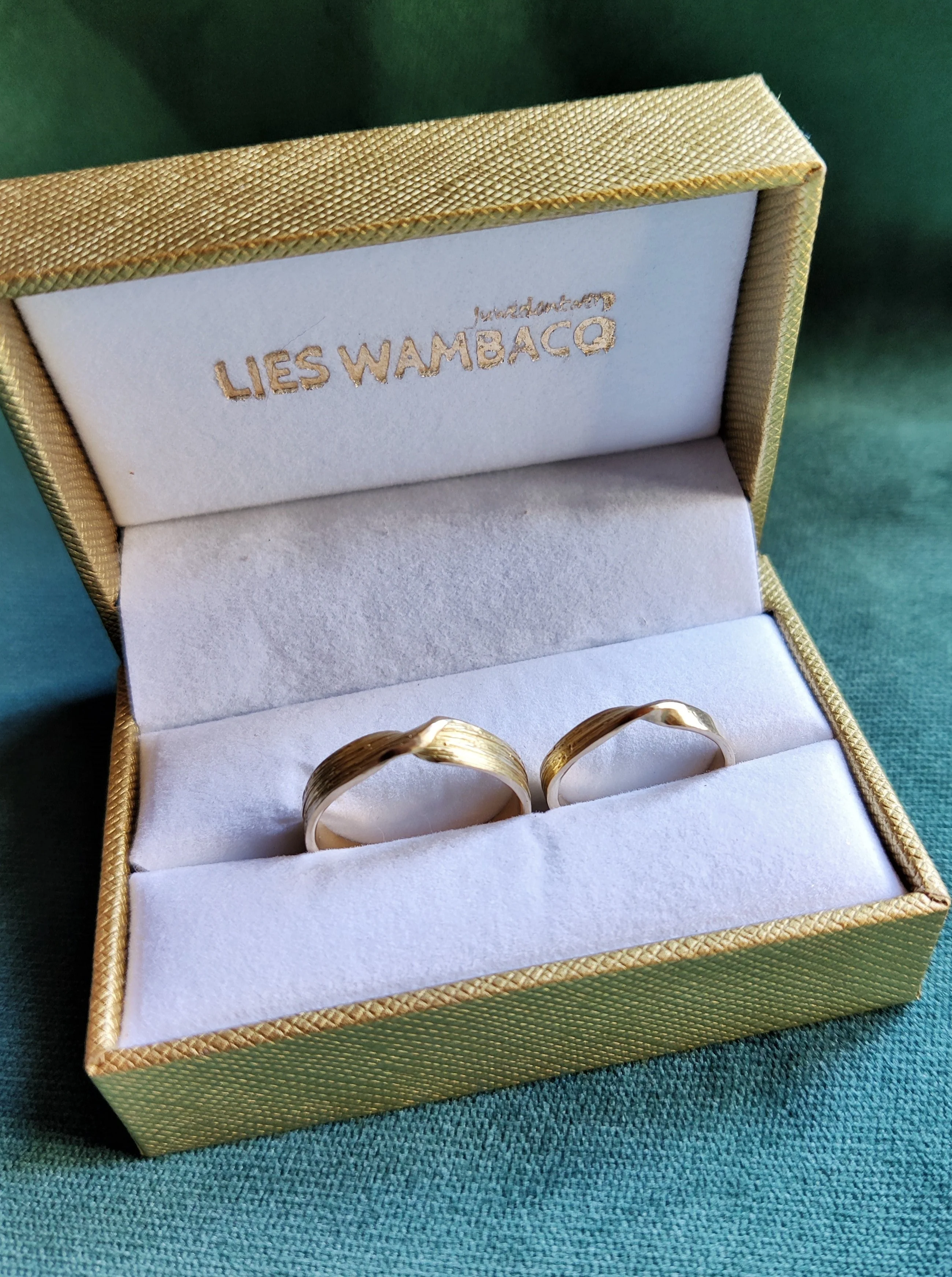 Trouwringen in 18k geel goud - Adam en Eva